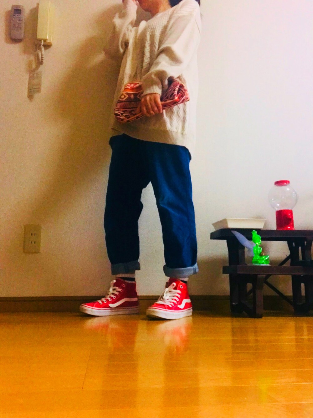 「秋のコーデ、大人カジュアル、シンプル、ラフ、デニムパンツ、赤スニーカー、バンズ、GU、去年の服」｜「GUのアイテム（ニット/セーター、ベージュ系）」を使った、ハルさん（レディース・153cm）の秋コーディネートの1枚目の写真