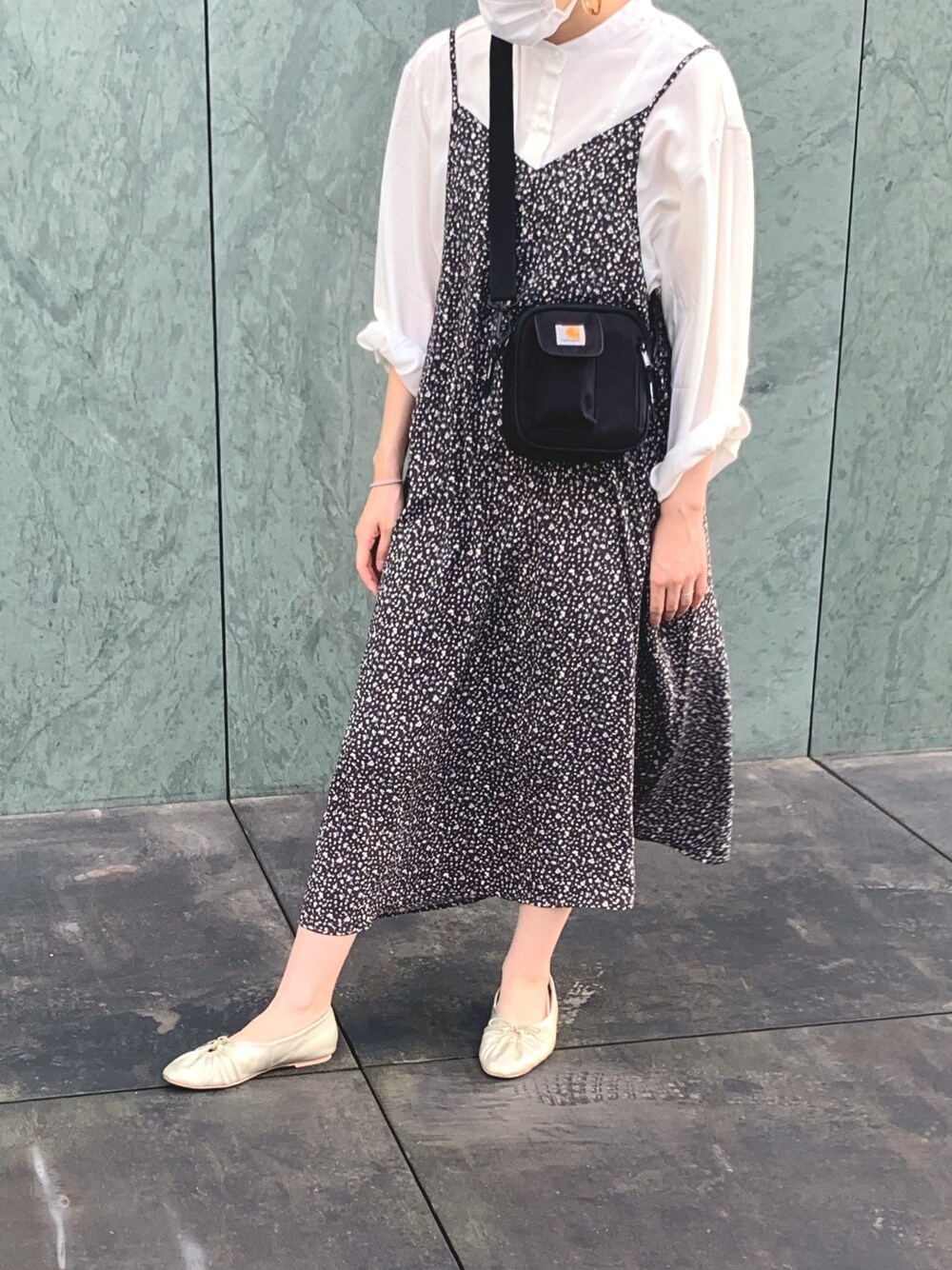 グレー系のワンピース、ブラック系のショルダーバッグ、ホワイト系のシャツ/ブラウスを着用したレディースの秋コーディネートの1枚目の写真