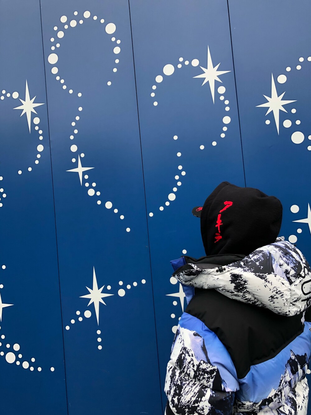 「supreme、vetements、northface、ダウンジャケット、supremeakira、supremenorthface、ストリート系、ディズニーコーデ」｜「Supreme のアイテム（パーカー、ブラック系）」を使った、とももんさん（メンズ・171cm）の冬コーディネートの1枚目の写真