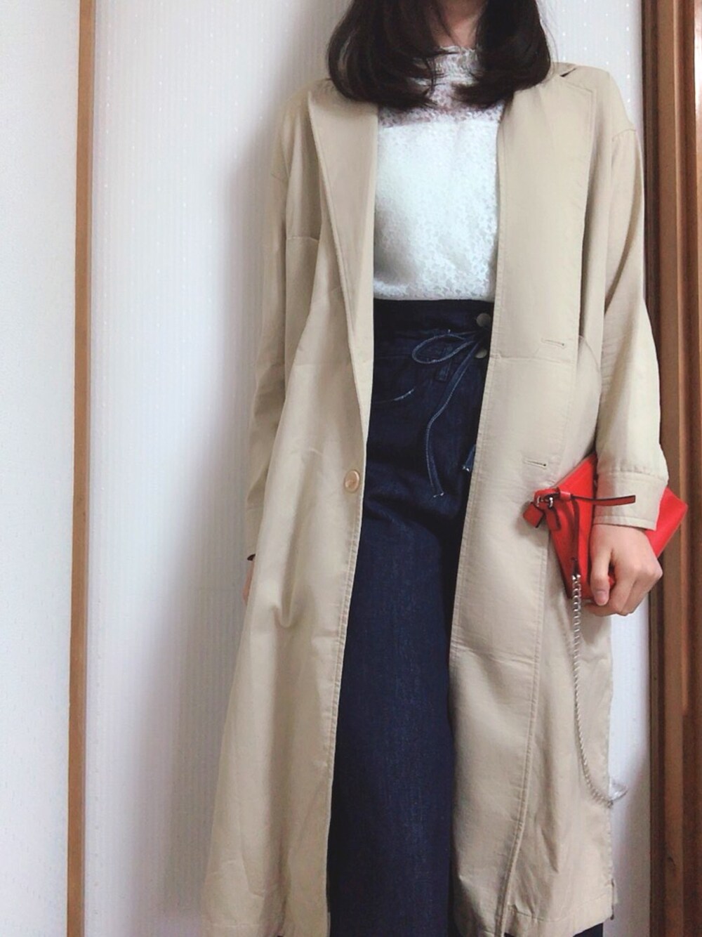 ベージュ系のトレンチコート、ホワイト系のシャツ/ブラウス、ブルー系のデニムパンツを着用したレディースの春コーディネートの1枚目の写真