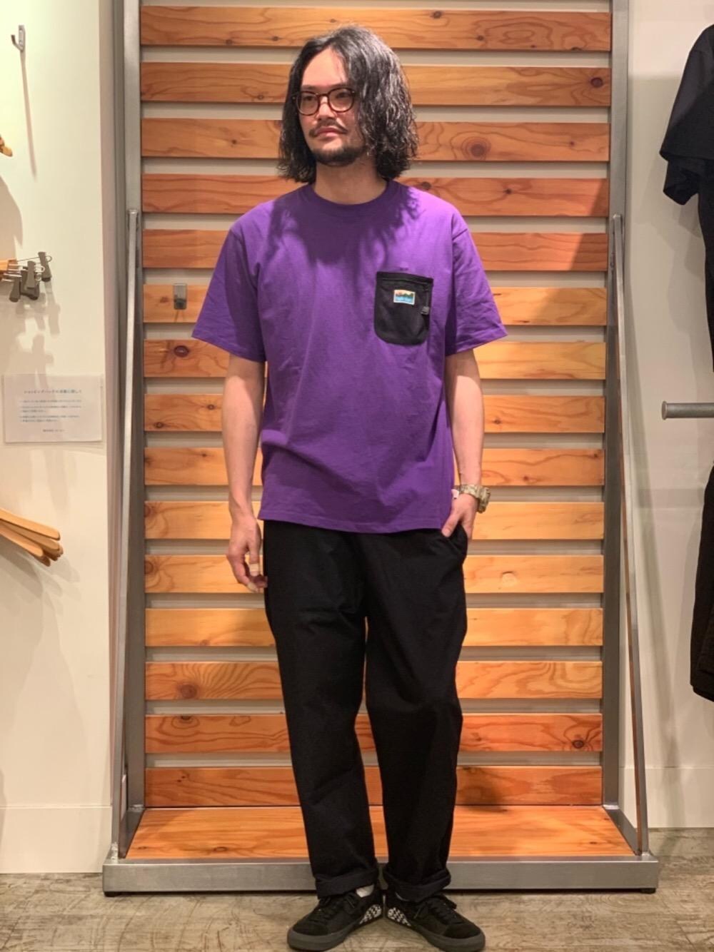 ブルー系のその他パンツ、パープル系のTシャツ/カットソーを着用したメンズの夏コーディネートの1枚目の写真