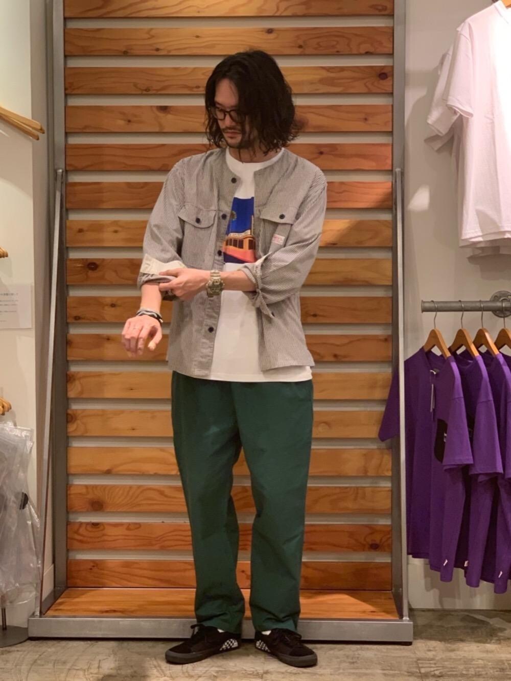 「スニーカーコーデ、ユニセックス、着回し抜群、smith's、夏Tコーデ、女性にもオススメ！MENSパンツ」｜「coenの【女性にもオススメ】シェフパンツ"CHEF PANTS"(一部WEB限定カラー)(イージーパンツ/バルーンパンツ/チェック/ストライプ)#（その他パンツ、ブルー系）」を使った、coen あおきさん（メンズ・181cm）の夏コーディネートの1枚目の写真