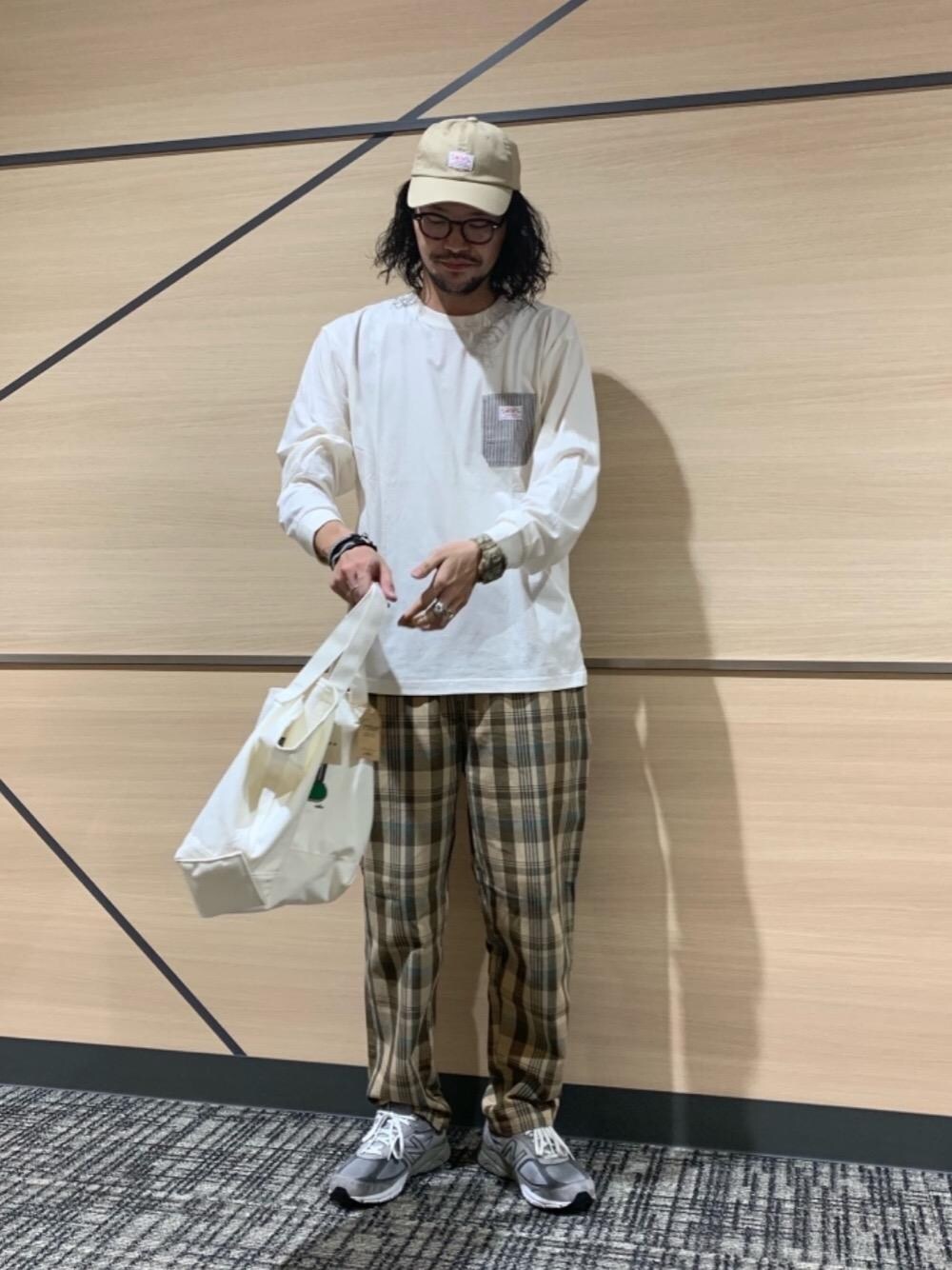 「ビッグシルエット、ワントーンコーデ、スニーカーコーデ、ベーシックカラー、smith's、女性にもオススメ！MENSパンツ、カラバリアイテム」｜「SMITH'Sの【女性にもオススメ】SMITH'S別注ポケットロングTシャツ#（Tシャツ/カットソー、ホワイト系）」を使った、coen あおきさん（メンズ・181cm）の夏コーディネートの1枚目の写真