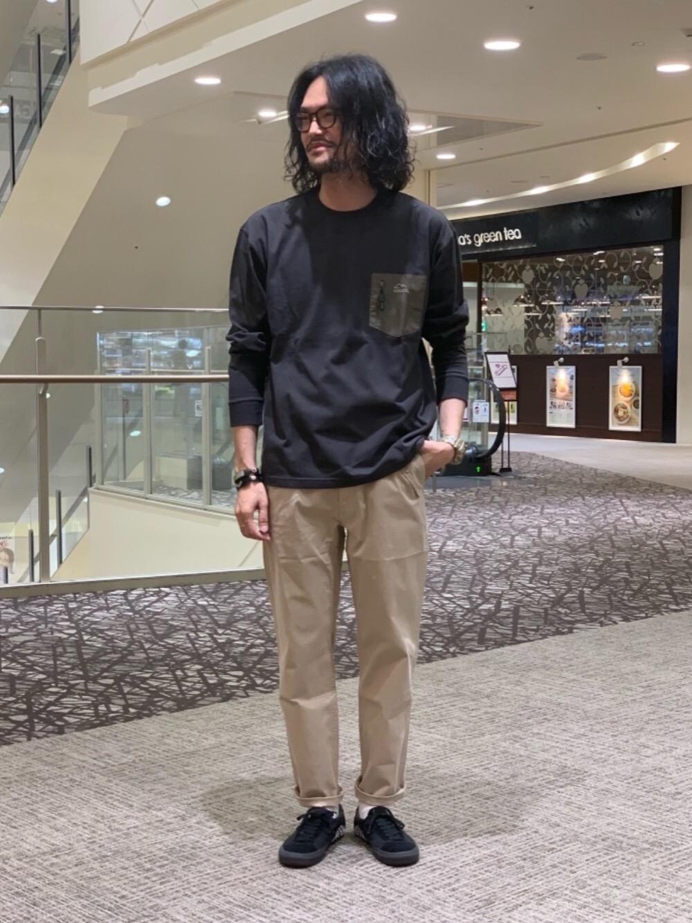 「アースカラー、ベーシックカラー、着回し抜群、スタッフセンバツ、続々！秋服」｜「LOGOSの【吸水速乾】LOGOS(ロゴス)別注プレーティングクルーネックポケットTシャツ#（Tシャツ/カットソー、ブラック系）」を使った、coen あおきさん（メンズ・181cm）の秋コーディネートの1枚目の写真