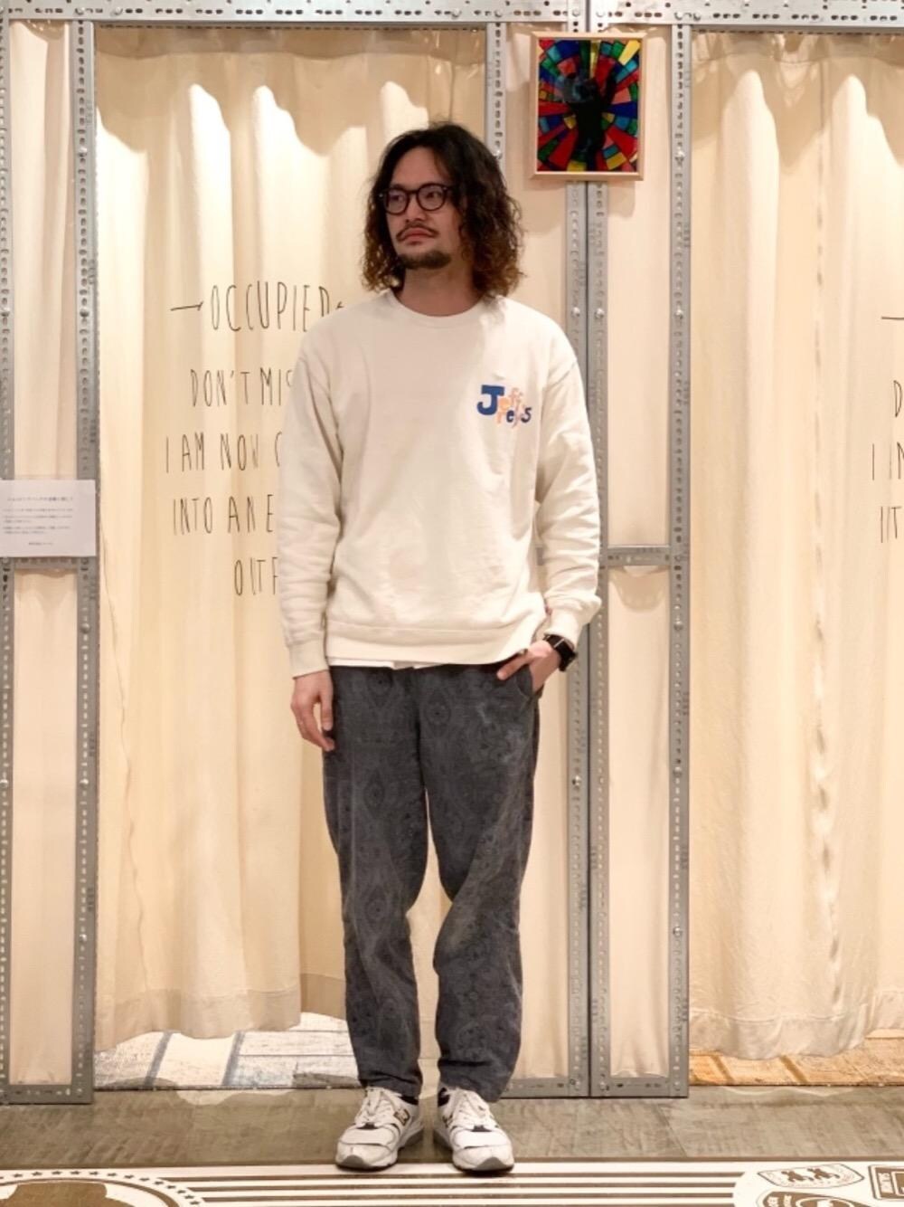 「楽チンコーデ、シェフパンツ、カラバリアイテム、USAコットンでちょっとそこまでワンマイルウェア、おうち時間をくつろぐアイテム、1万円以下コーデ」｜「coenのUSAコットンウラケプリントクルーネックスウェット(トレーナー)#（スウェット、ホワイト系）」を使った、coen あおきさん（メンズ・181cm）の冬コーディネートの1枚目の写真