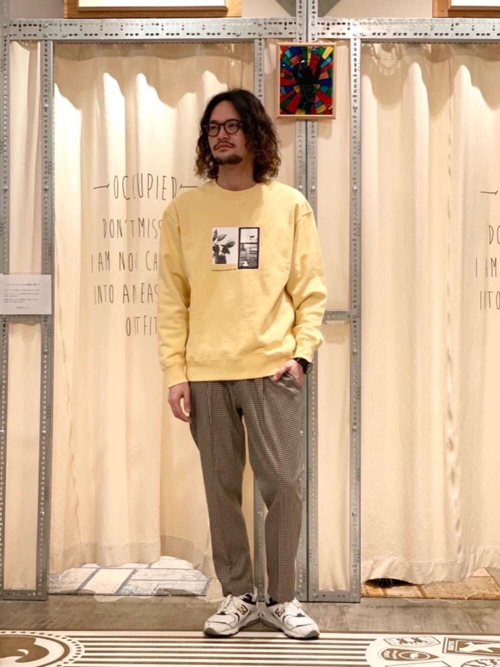 「スニーカーコーデ、楽チンコーデ、着回し抜群、女性にもオススメ！MENSパンツ、カラバリアイテム、USAコットンでちょっとそこまでワンマイルウェア」｜「coenのTRチェックストレッチイージーパンツ#（その他パンツ、ベージュ系）」を使った、coen あおきさん（メンズ・181cm）の冬コーディネートの1枚目の写真