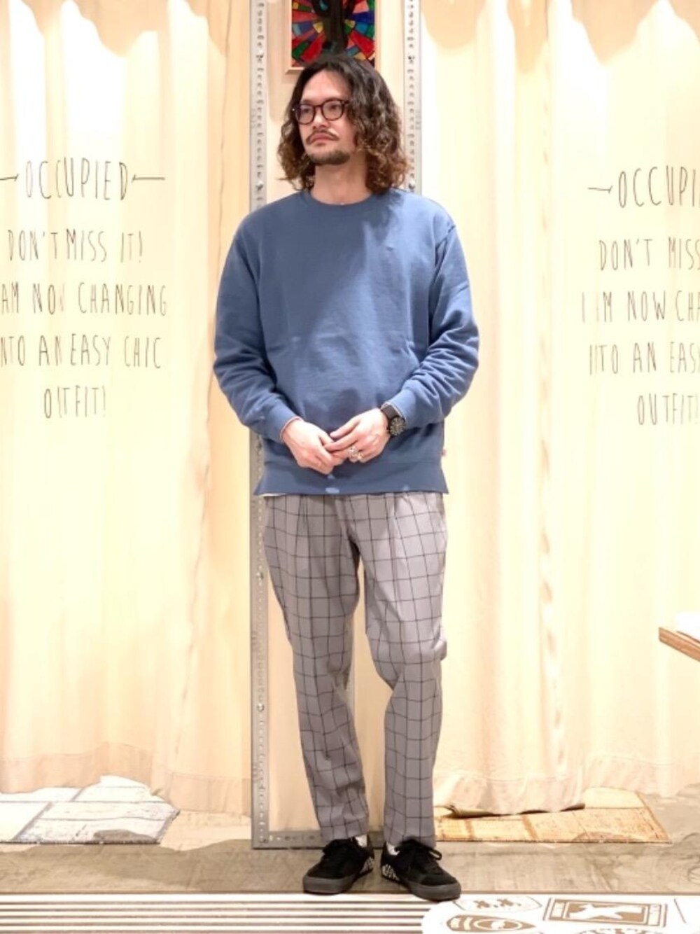 「ビッグシルエット、スニーカーコーデ、春カラー、春コーデ、USAコットン、カラバリアイテム、2021春新作、今買って春まで着られる、キレイめカジュアル、春のオシャレはパンツから」｜「coenのTRチェックストレッチイージーパンツ#（その他パンツ、グレー系）」を使った、coen あおきさん（メンズ・181cm）の冬コーディネートの1枚目の写真