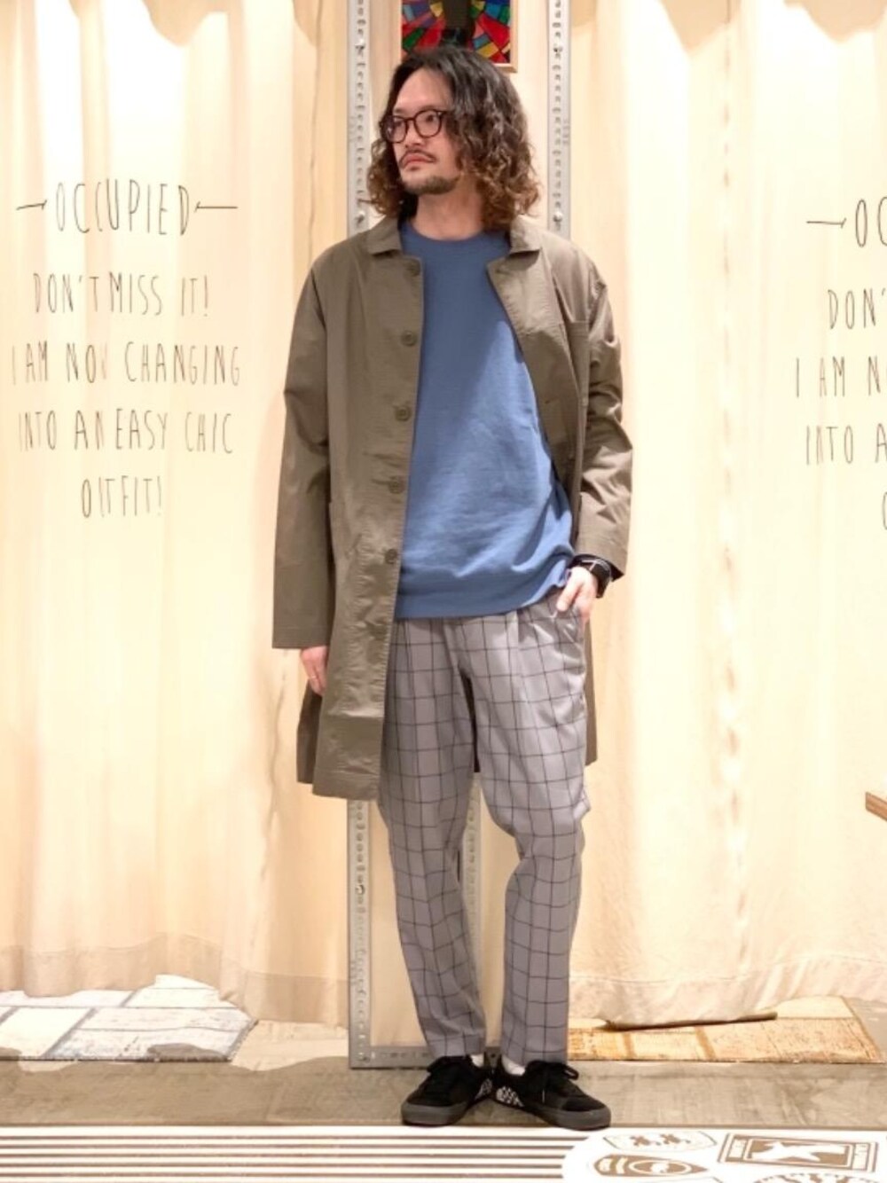 「スニーカーコーデ、春カラー、ベーシックカラー、春コーデ、2021春新作、今買って春まで着られる、キレイめカジュアル、coen春の一推し''ワークスタイル''、春のオシャレはパンツから」｜「coenのTRチェックストレッチイージーパンツ#（その他パンツ、グレー系）」を使った、coen あおきさん（メンズ・181cm）の冬コーディネートの1枚目の写真