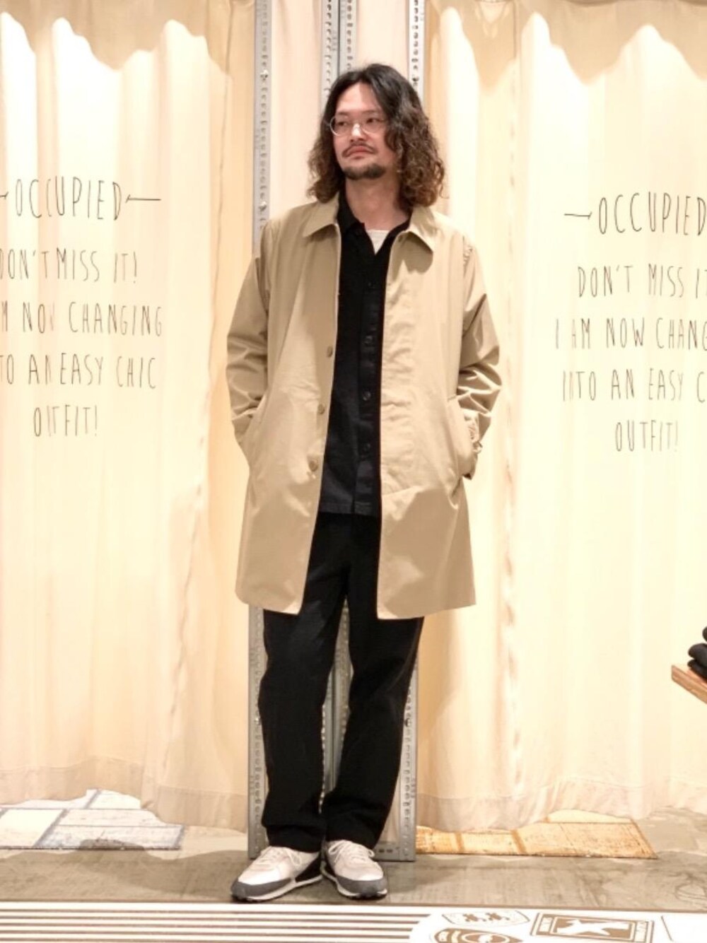 「ステンカラーコート、ベーシックカラー、モノトーンコーデ、着回し抜群、シェフパンツ、2021春新作、今買って春まで着られる、coen春の一推し''ワークスタイル''、春のオシャレはパンツから、クールに決める春アウター」｜「coenの【WEB限定カラー】撥水ステンカラーコート#（ステンカラーコート、ベージュ系）」を使った、coen あおきさん（メンズ・181cm）の春コーディネートの1枚目の写真
