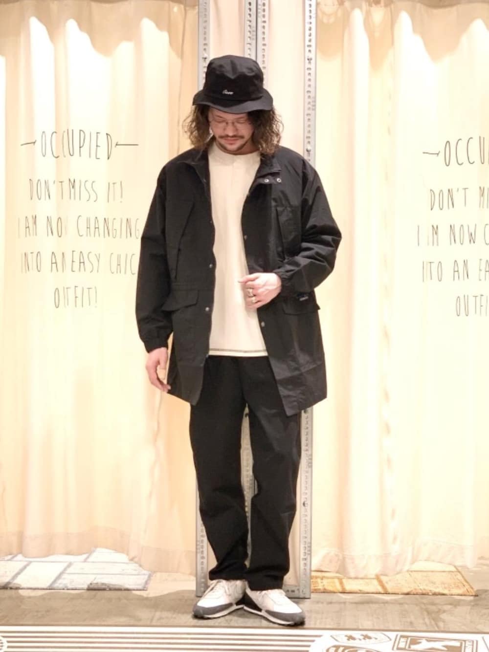 「スニーカーコーデ、ユニセックス、春アウター、ベーシックカラー、シェフパンツ、2021春新作、春のオシャレはパンツから、クールに決める春アウター、coenオリジナルファブリック！SIERRATEX」｜「coenのSIERRATEXスタンドハーフコート#（その他アウター、ブラック系）」を使った、coen あおきさん（メンズ・181cm）の春コーディネートの1枚目の写真