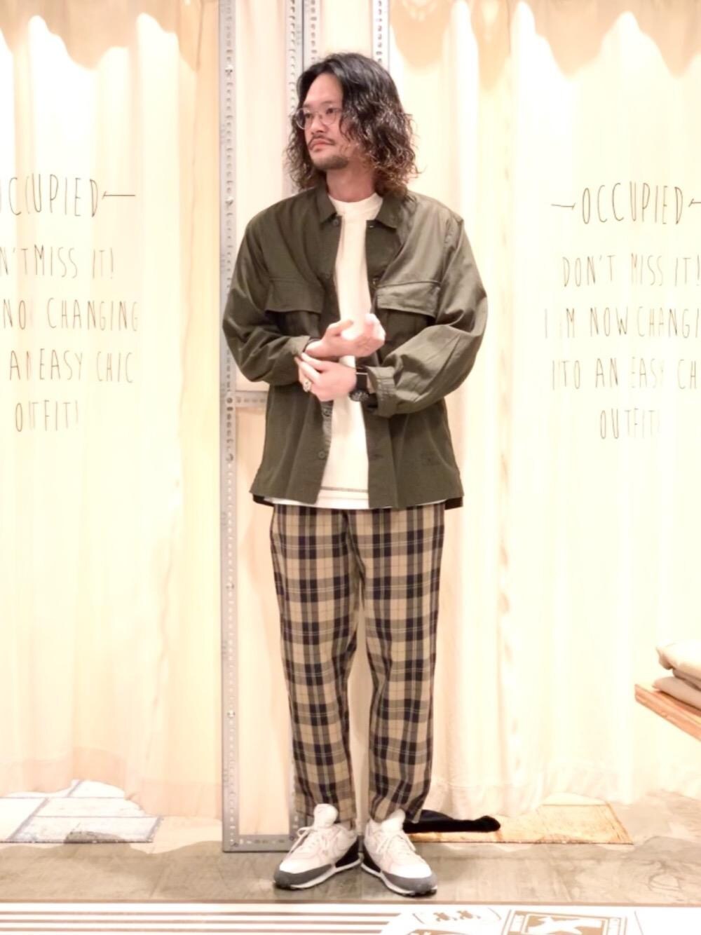 「ビッグシルエット、ベーシックカラー、シェフパンツ、2021春新作、春こーで」｜「coenのワークファティーグシャツ（シャツ/ブラウス、グリーン系）」を使った、coen あおきさん（メンズ・181cm）の春コーディネートの1枚目の写真