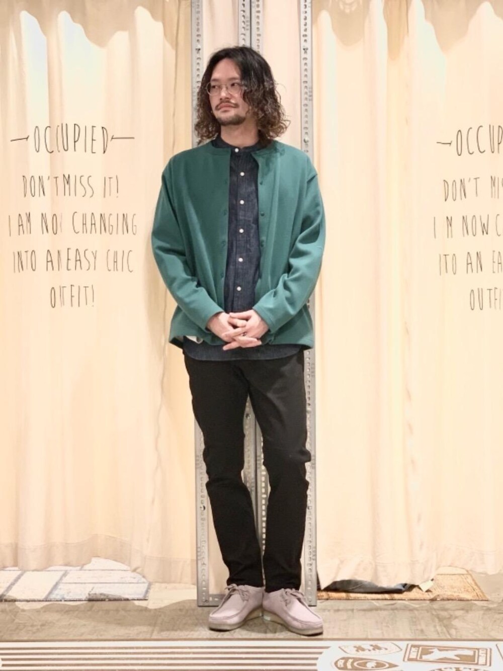 「春カラー、USAコットン、定番！人気のイージースリム、2021春新作、キレイめカジュアル、春こーで」｜「coenのイージースリム(coen EASY SLIM)(2021SS)＃（その他パンツ、ブラック系）」を使った、coen あおきさん（メンズ・181cm）の春コーディネートの1枚目の写真