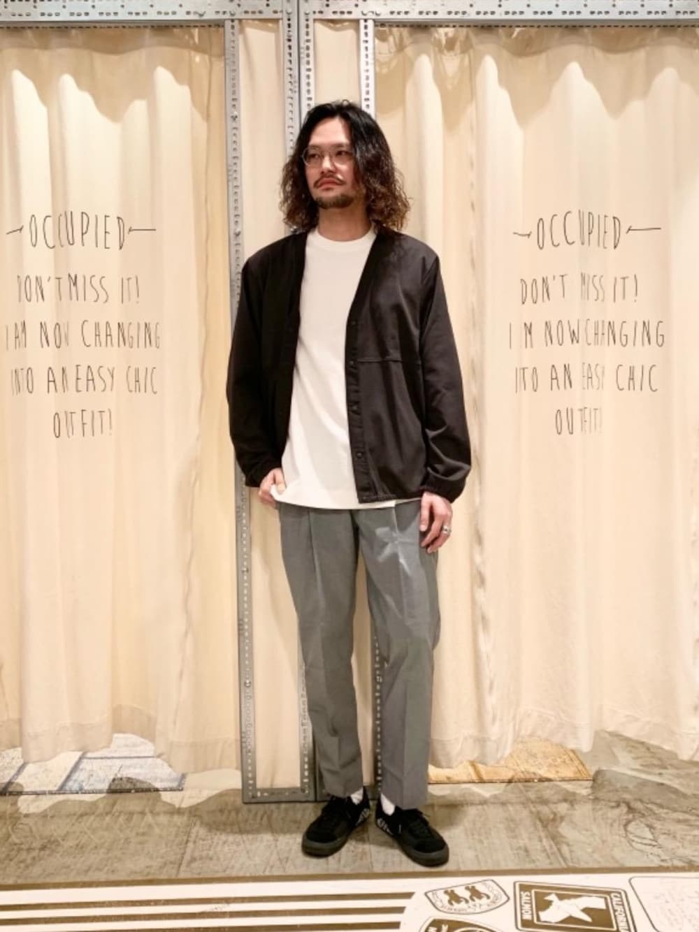 「ベーシックカラー、モノトーンコーデ、着回し抜群、USAコットン、おうち時間をくつろぐアイテム、2021春新作、春こーで、春の羽織スタイル、デイリーコーデ＋α」｜「coenのSOLOTEX(R)テーパードイージーパンツ#（スラックス、グレー系）」を使った、coen あおきさん（メンズ・181cm）の春コーディネートの1枚目の写真
