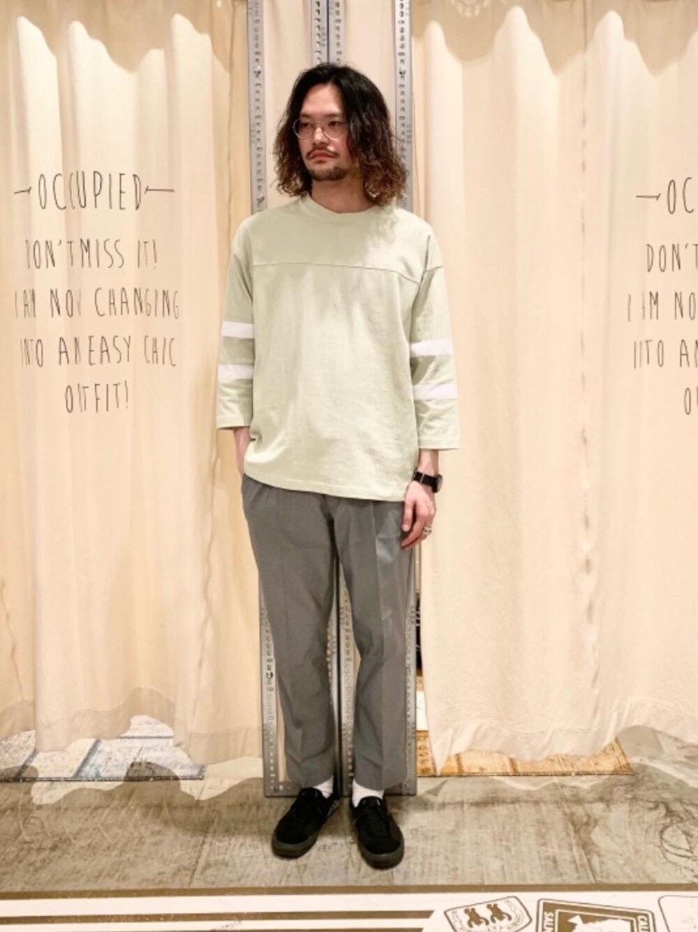 「春カラー、淡色コーデ、着回し抜群、ニュアンスカラー、USAコットン、2021春新作、デイリーコーデ＋α」｜「coenのUSAコットンフットボール7分袖ラインTシャツ#（Tシャツ/カットソー、グリーン系）」を使った、coen あおきさん（メンズ・181cm）の春コーディネートの1枚目の写真