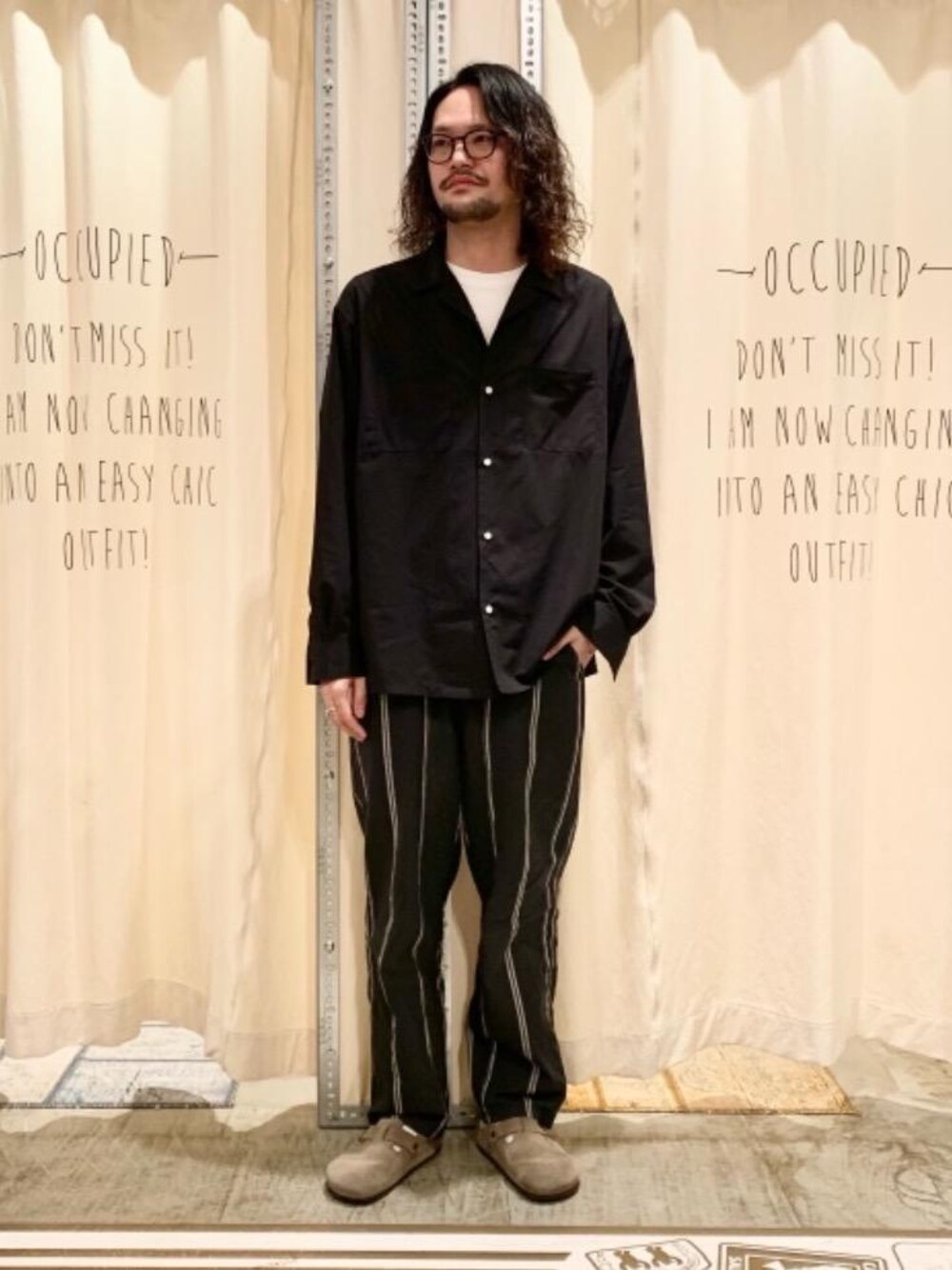 「ベーシックカラー、モノトーンコーデ、シェフパンツ、2021春新作、春こーで、春の羽織スタイル、デイリーコーデ＋α、新感覚素材 ヨクバリネン」｜「coenの【WEB限定サイズ】コットンリネンシェフパンツ#’’CHEF PANTS’’（その他パンツ、ブラック系）」を使った、coen あおきさん（メンズ・181cm）の春コーディネートの1枚目の写真