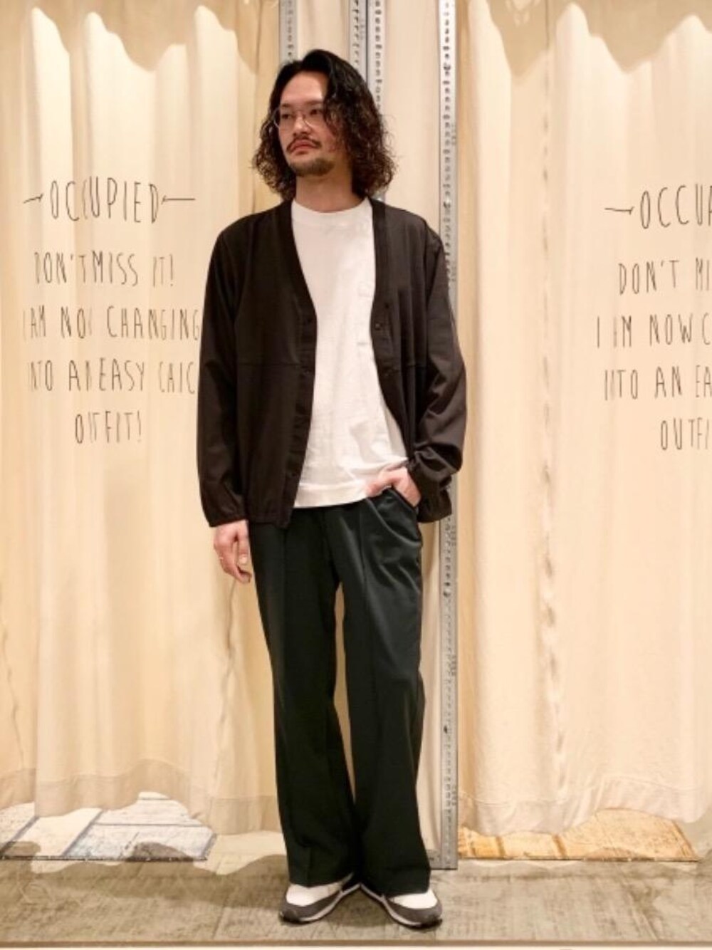 「カーディガン、春夏コーデ、機能性素材、USAコットン、注目の新ブランド！FEELING MADE、2021春新作、春のオシャレはパンツから、春こーで、デイリーコーデ＋α」｜「FEELING MADEの【WEB限定】FEELING MADE ストレッチポンチ センターシーム パンツ（スラックス、グリーン系）」を使った、coen あおきさん（メンズ・181cm）の春コーディネートの1枚目の写真