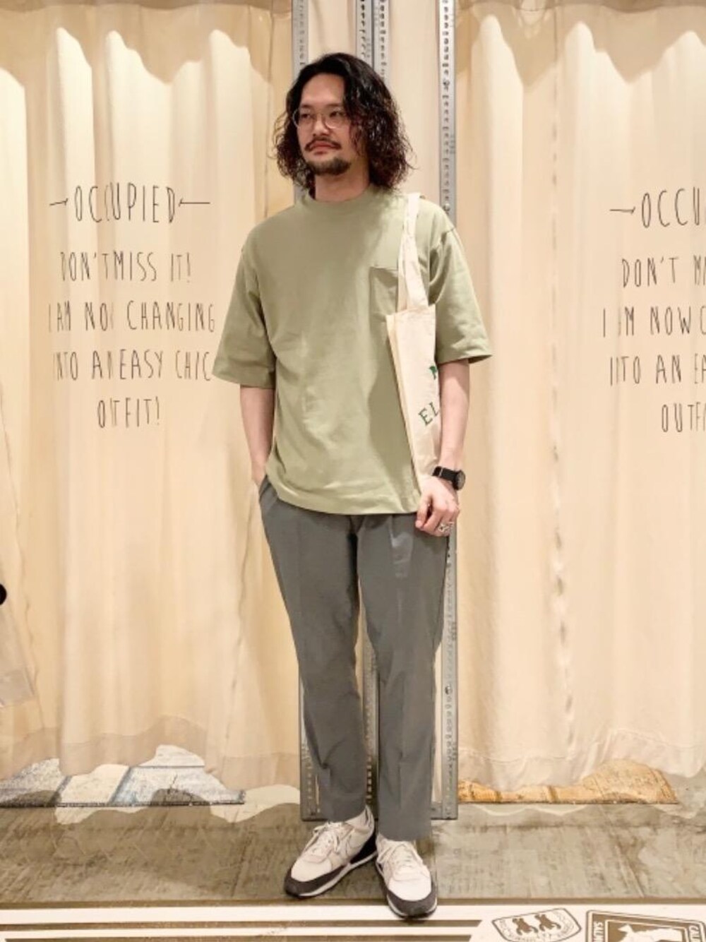 「スニーカーコーデ、春夏コーデ、淡色コーデ、ニュアンスカラー、USAコットン、おうち時間をくつろぐアイテム、1万円以下コーデ、デイリーコーデ＋α」｜「coenのSOLOTEX(R)テーパードイージーパンツ#（スラックス、グレー系）」を使った、coen あおきさん（メンズ・181cm）の春コーディネートの1枚目の写真