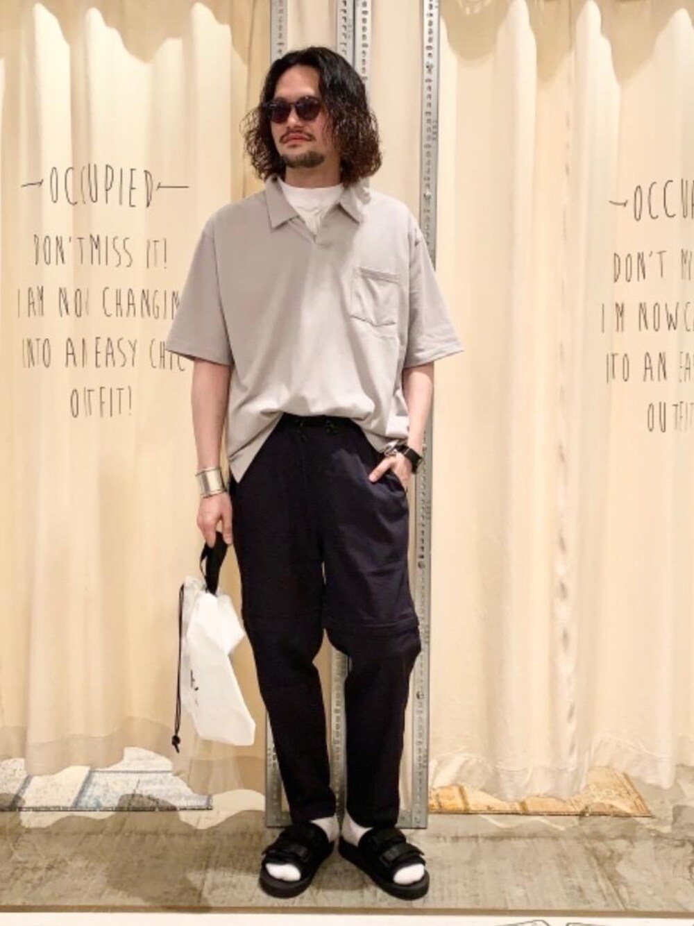 「ビッグシルエット、アウトドア、ベーシックカラー、春夏コーデ、モノトーンコーデ、着回し抜群」｜「coenのモックネックハーフスリーブTシャツ（Tシャツ/カットソー、ホワイト系）」を使った、coen あおきさん（メンズ・181cm）の春コーディネートの1枚目の写真