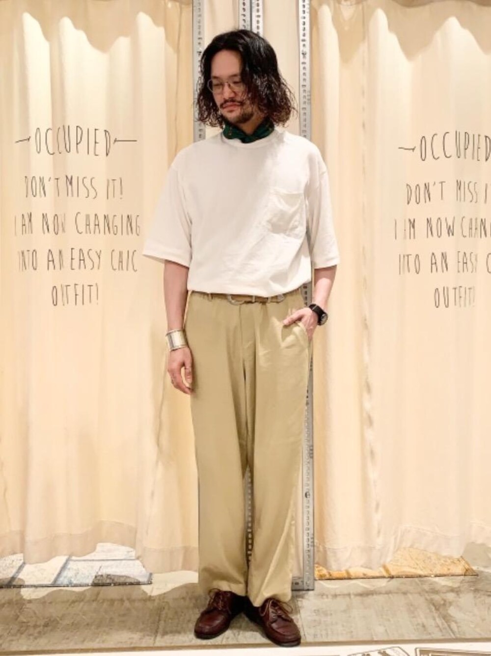 「ワイドパンツ、バンダナ、ホワイトコーデ、春夏コーデ、USAコットン、初夏コーデ、涼しくて軽い「涼・軽パンツ」、coen Tシャツコレクション2021」｜「coenのUSAコットンリラックスシルエットポケットTシャツ（Tシャツ/カットソー、ホワイト系）」を使った、coen あおきさん（メンズ・181cm）の夏コーディネートの1枚目の写真