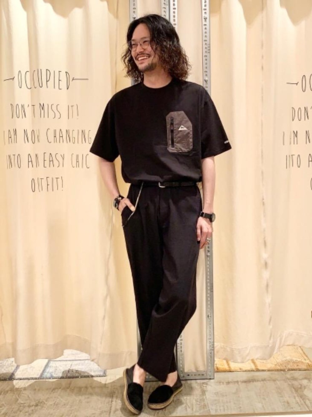 「ワイドパンツ、モノトーンコーデ、夏コーデ、セールアイテム、涼しくて軽い「涼・軽パンツ」、coen Tシャツコレクション2021、【KELTY】別注アイテム」｜「KELTYの【WEB限定カラー】KELTY(ケルティ)別注アウトドアポケットTシャツ（Tシャツ/カットソー、ブラック系）」を使った、coen あおきさん（メンズ・181cm）の夏コーディネートの1枚目の写真