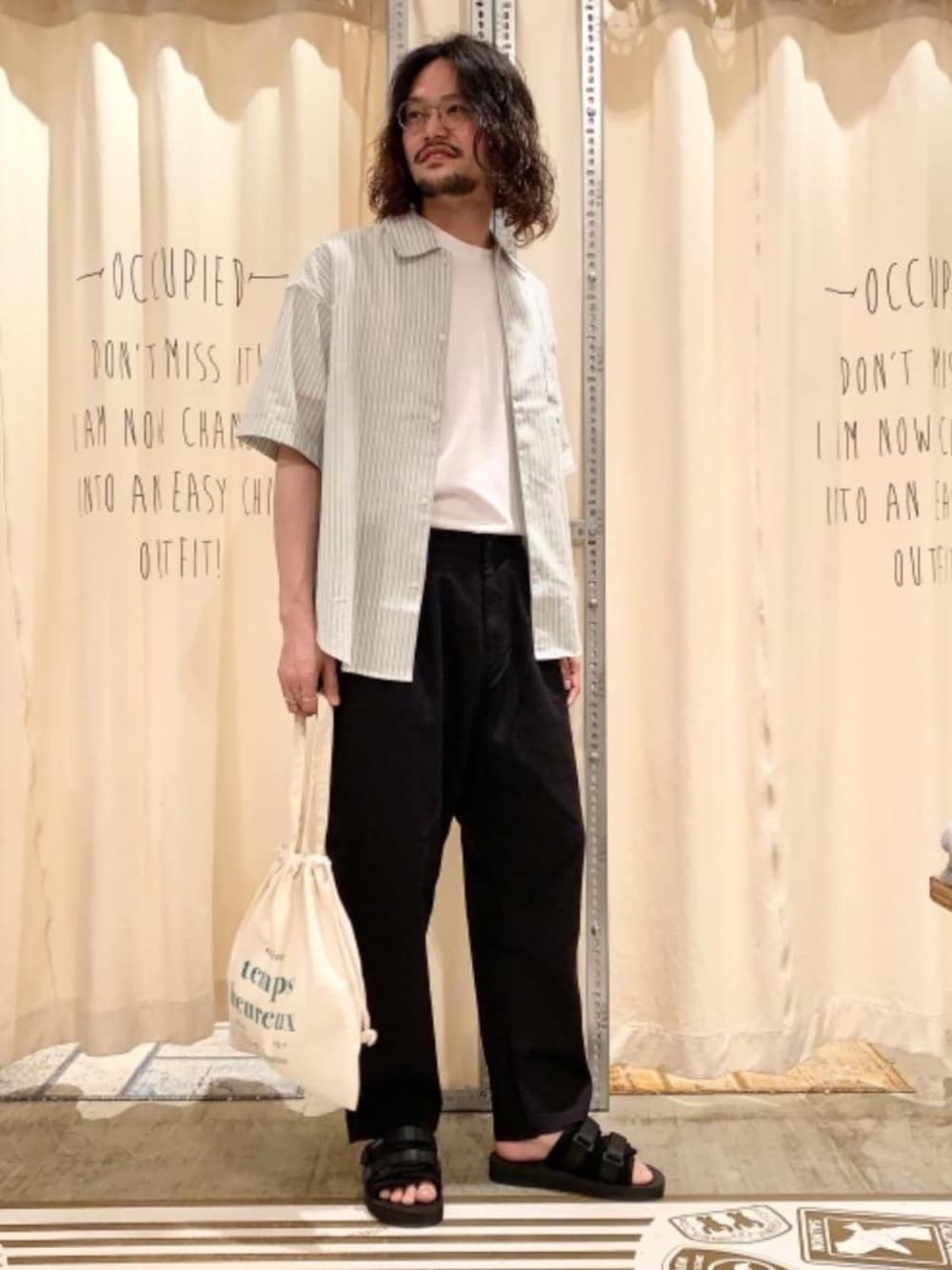 「ビッグシルエット、ベーシックカラー、モノトーンコーデ、USAコットン、新感覚素材 ヨクバリネン、coen Tシャツコレクション2021、プチプラでかなうトータルコーデ、夏コーデ」｜「coenの2WAYプリントトート巾着バッグ（ショルダーバッグ、グリーン系）」を使った、coen あおきさん（メンズ・181cm）の夏コーディネートの1枚目の写真