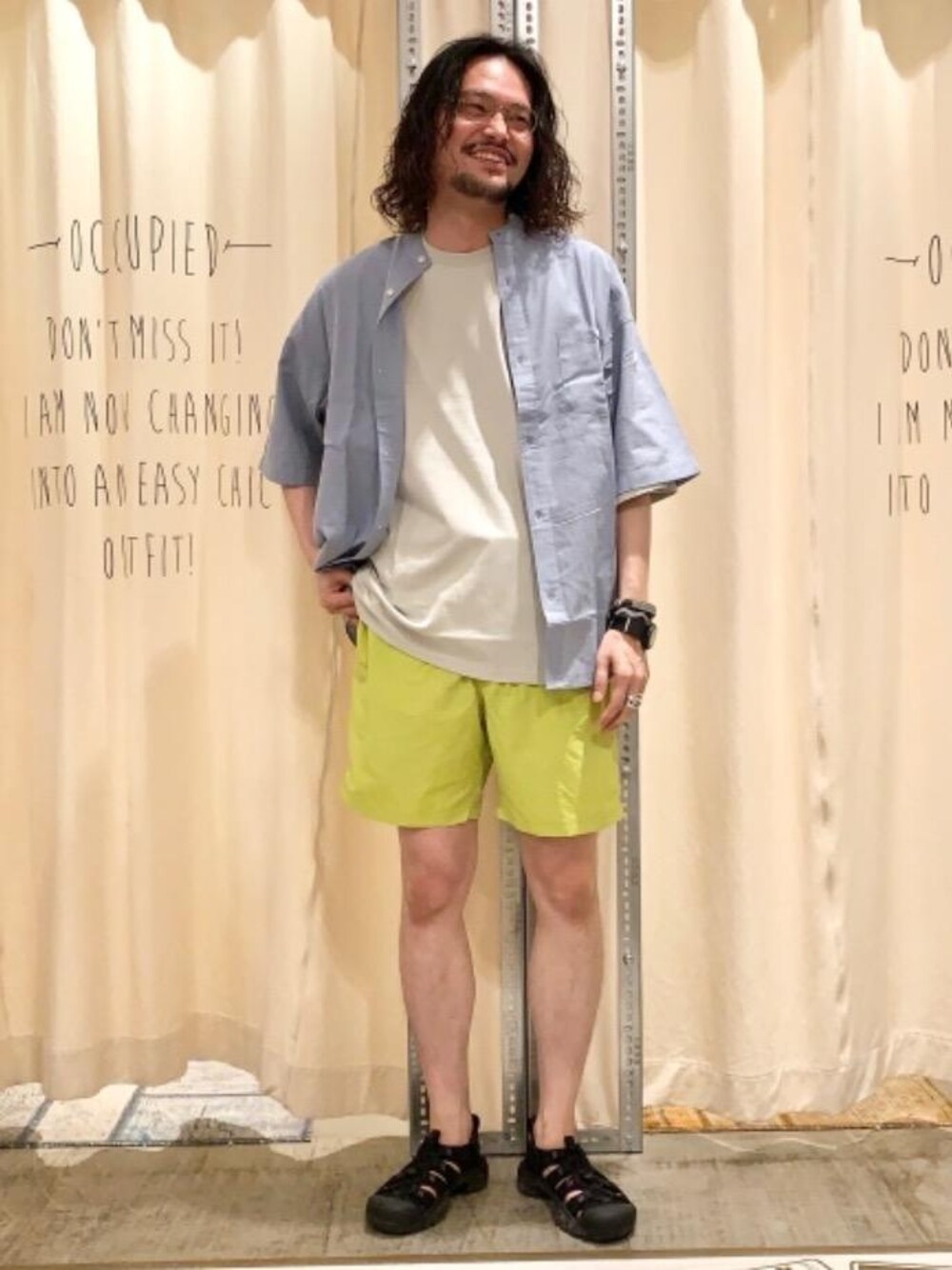 「ビッグシルエット、ショーツスタイル、着回し抜群、涼しくて軽い「涼・軽パンツ」、coen Tシャツコレクション2021、夏コーデ」｜「coenの水陸両用2WAYバギーショーツ（その他パンツ、グリーン系）」を使った、coen あおきさん（メンズ・181cm）の夏コーディネートの1枚目の写真
