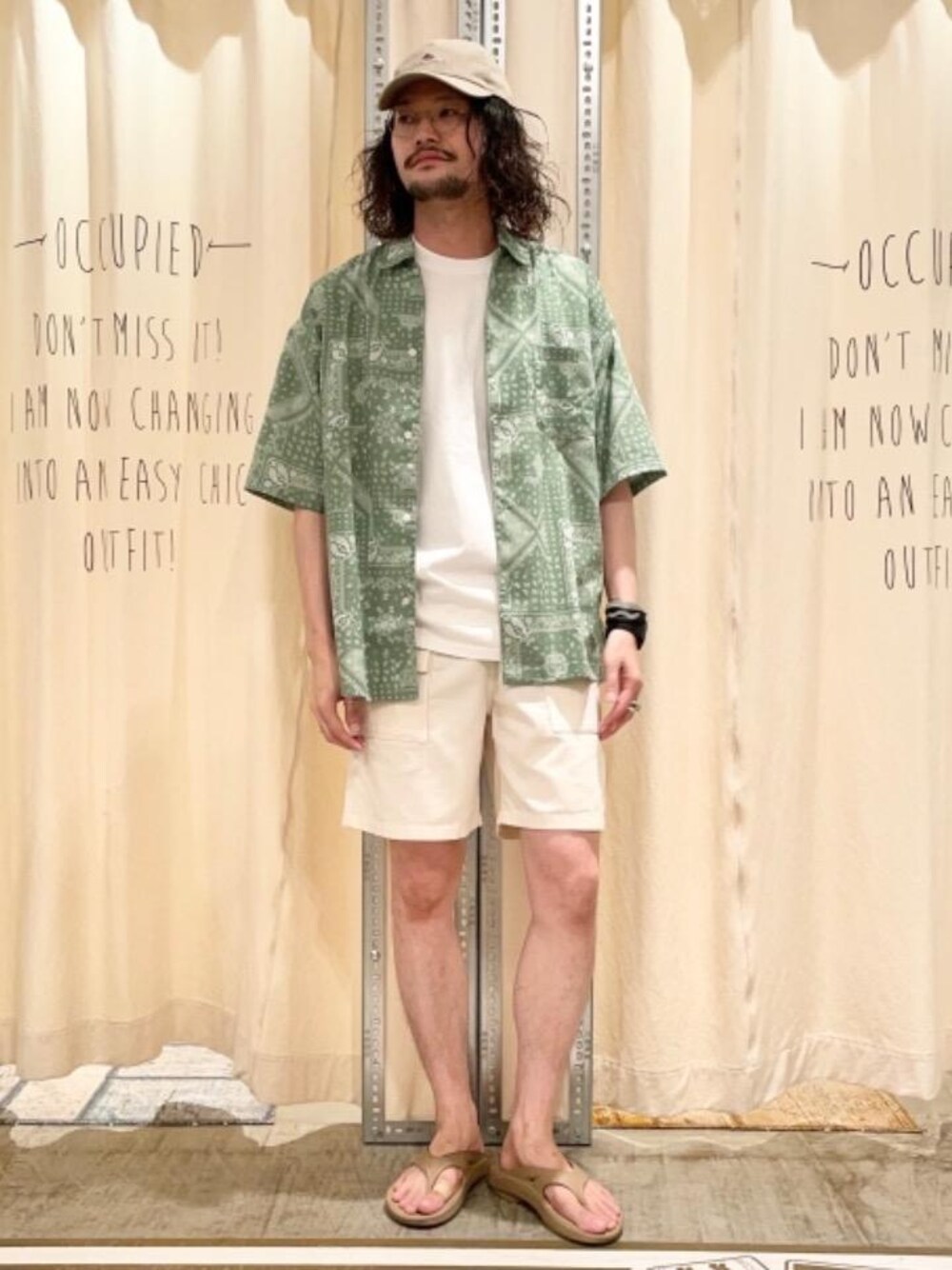 「ビッグシルエット、ホワイトコーデ、ベーシックカラー、ショーツスタイル、淡色コーデ、オープンカラーシャツ、coen Tシャツコレクション2021、夏コーデ」｜「coenのベアー刺繍プリントTシャツ（Tシャツ/カットソー、ホワイト系）」を使った、coen あおきさん（メンズ・181cm）の夏コーディネートの1枚目の写真