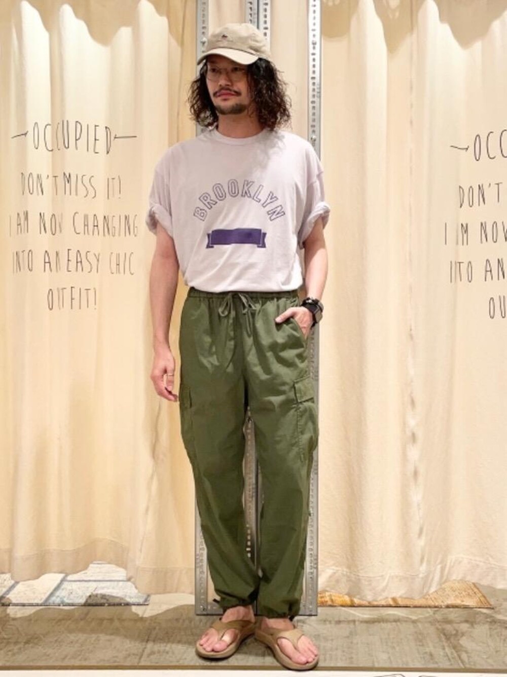 「ビッグシルエット、ミリタリーコーデ、シェフパンツ、カラバリアイテム、coen Tシャツコレクション2021、プチプラでかなうトータルコーデ、夏コーデ」｜「coenのイージーシェフカーゴパンツ"CHEF CARGO"（カーゴパンツ、グリーン系）」を使った、coen あおきさん（メンズ・181cm）の夏コーディネートの1枚目の写真
