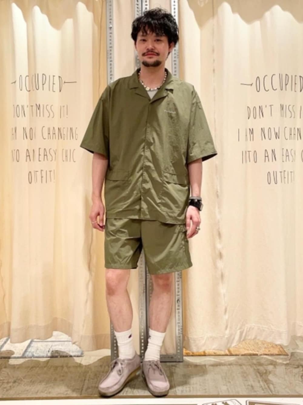 「ビッグシルエット、ベーシックカラー、着回し抜群、涼しくて軽い「涼・軽パンツ」、夏コーデ、注目の別注品！FreeSpeech!!」｜「coenのFreeSpeech(フリースピーチ)別注ナイロングログランオープンカラーシャツ(セットアップ対応)（シャツ/ブラウス、グリーン系）」を使った、coen あおきさん（メンズ・181cm）の夏コーディネートの1枚目の写真