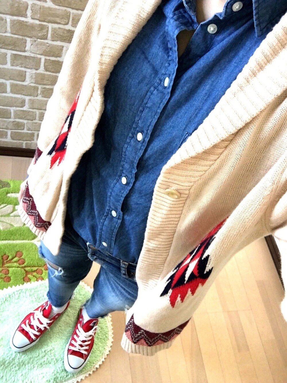 「ootd、スニーカー、fashion、ママコーデ、オトナカジュアル、ボヘミアン、ネイティヴ、デニムオンデニム、Ungrid、BEAMS」｜「CONVERSEのCONVERSE / CVS ALL STAR OX （スニーカー、レッド系）」を使った、n.t.m0626さん（レディース・154cm）の春コーディネートの1枚目の写真