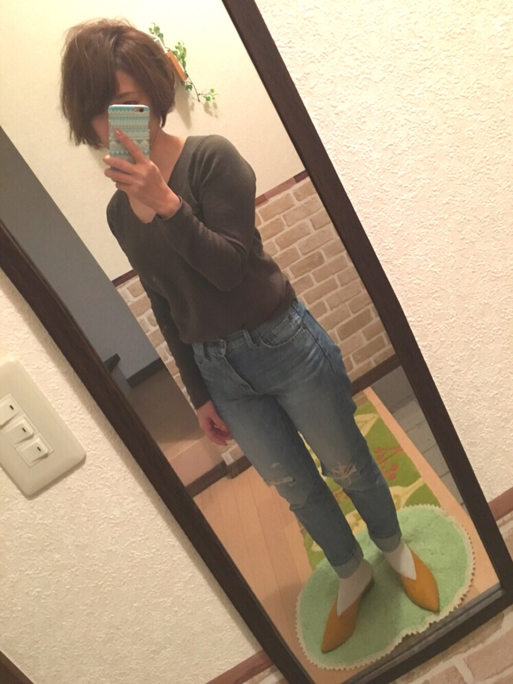 「ootd、denim、Ungrid、ハイウエスト、ママコーデ、シンプル、チビーズ✳︎、GU」｜「GUのアイテム（シューズ、イエロー系）」を使った、n.t.m0626さん（レディース・154cm）の春コーディネートの1枚目の写真