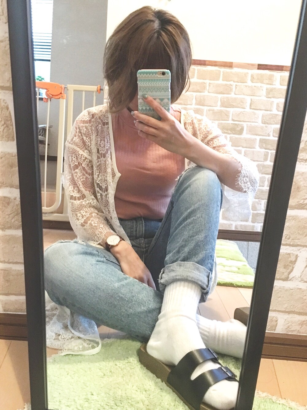 「シンプルコーデ、オトナカジュアル、ラフ、デニムパンツ、カジュアルコーデ、メンズライク、リブT、レースガウン、ootd、大人カジュアル」｜「3coinsのアイテム（シューズ、ブラック系）」を使った、n.t.m0626さん（レディース・154cm）の春コーディネートの1枚目の写真