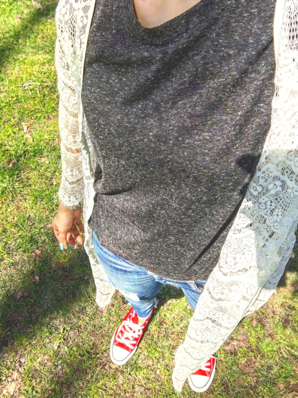 「休日スタイル、大人カジュアル、シンプル、カジュアル、ootd、denim、レースガウン、シンプルコーデ、ラフ、ピクニック」｜「CONVERSEのCONVERSE / CVS ALL STAR OX （スニーカー、レッド系）」を使った、n.t.m0626さん（レディース・154cm）の春コーディネートの1枚目の写真