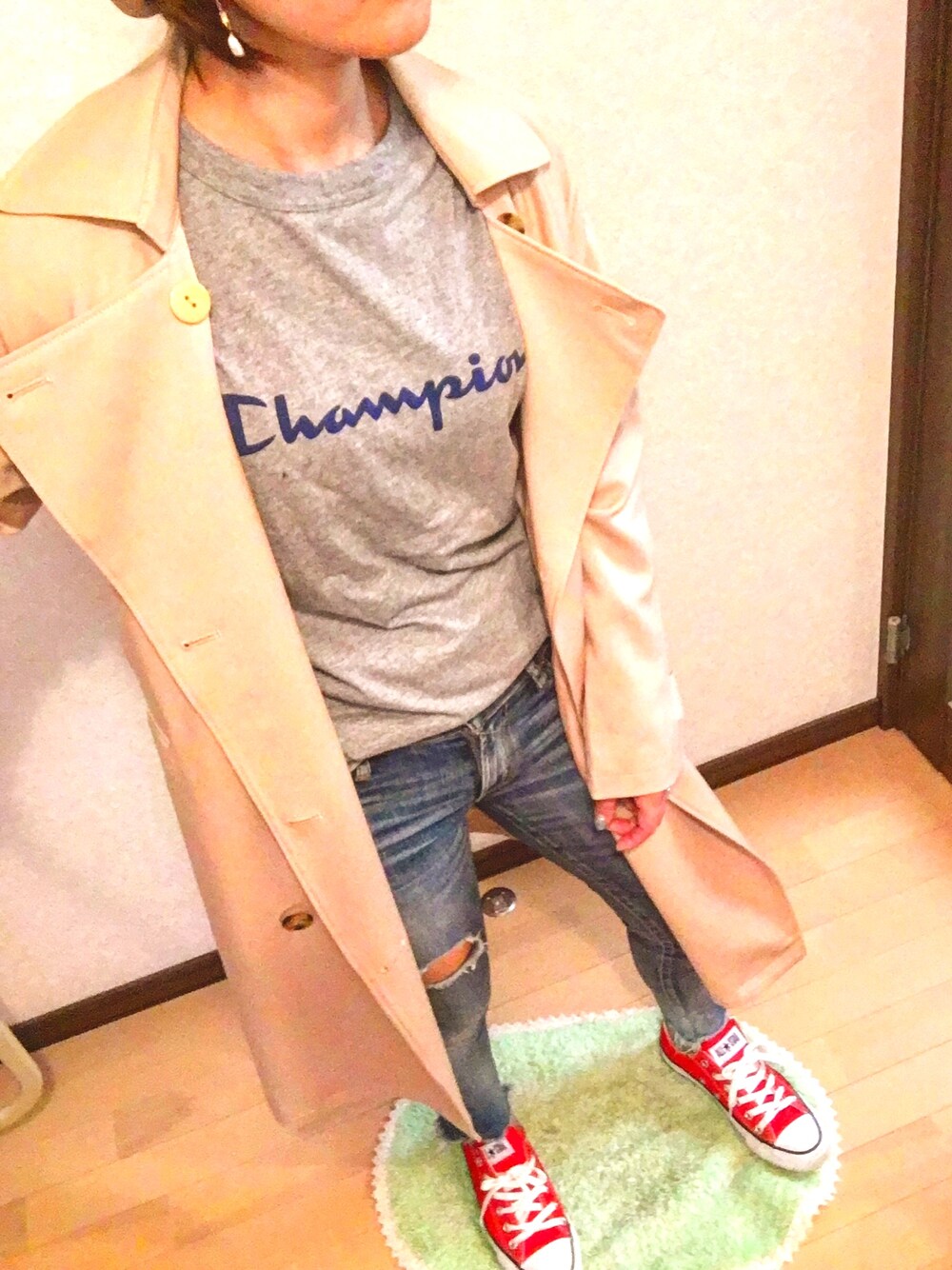 「カジュアル、ootd、デニムパンツ、大人カジュアル、シンプル、Champion、トレンチコート、はるコーデ、休日スタイル、メンズライク」｜「CONVERSEのCONVERSE / CVS ALL STAR OX （スニーカー、レッド系）」を使った、n.t.m0626さん（レディース・154cm）の春コーディネートの1枚目の写真