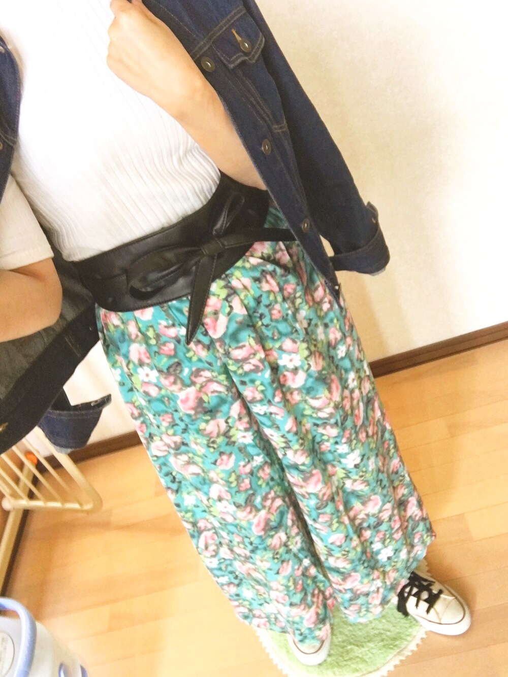 「シンプル、大人カジュアル、プチプラコーデ、スニーカーコーデ、ootd、サッシュベルト、カジュアル、converse、トレンド、フォローミー」｜「CONVERSEの【CONVERSE】キャンバスオールスターHI（スニーカー、ホワイト系）」を使った、n.t.m0626さん（レディース・154cm）の春コーディネートの1枚目の写真