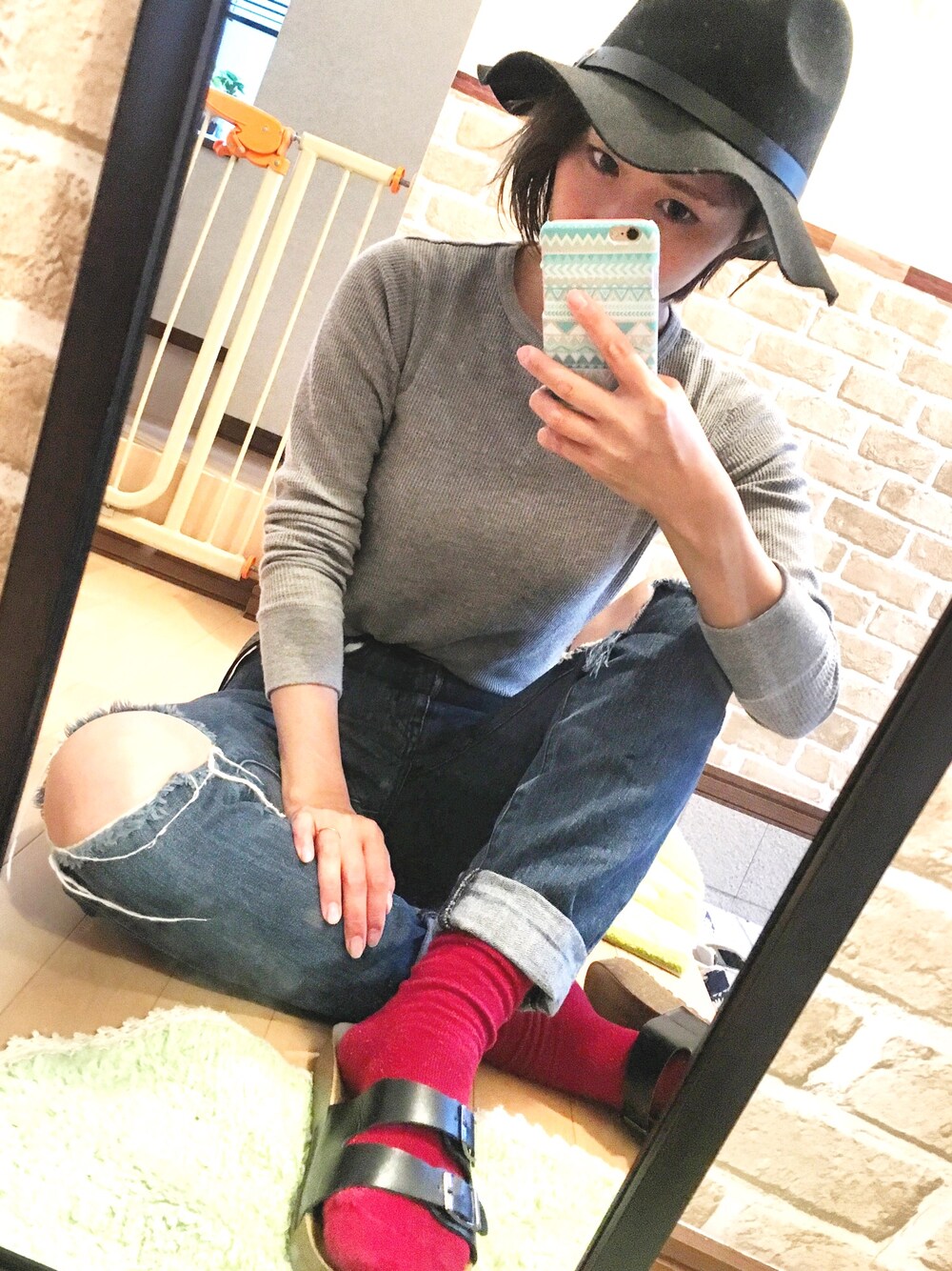 「シンプル、ラフ、きれいめカジュアル、デニム、ラクチンコーデ、メンズライク、ootd、outfit、オトナカジュアル、大人カジュアル」｜「3coinsのアイテム（サンダル、ブラック系）」を使った、n.t.m0626さん（レディース・154cm）の春コーディネートの1枚目の写真