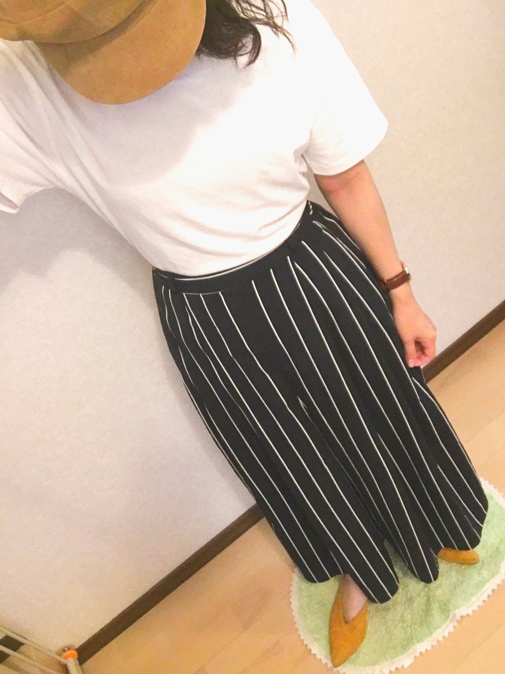 「カジュアル、オトナカジュアル、ootd、summer、休日スタイル、ゆるコーデ、シンプルコーデ、ワイドパンツ、白Tシャツ、Tシャツ」｜「GUのアイテム（シューズ、イエロー系）」を使った、n.t.m0626さん（レディース・154cm）の夏コーディネートの1枚目の写真