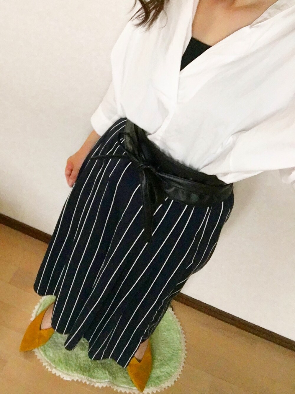 「夏コーデ、シンプル、オトナカジュアル、ママコーデ、ブラウス、ゆるコーデ、白シャツ、ボブ、ootd、GU」｜「GUのアイテム（シューズ、イエロー系）」を使った、n.t.m0626さん（レディース・154cm）の夏コーディネートの1枚目の写真