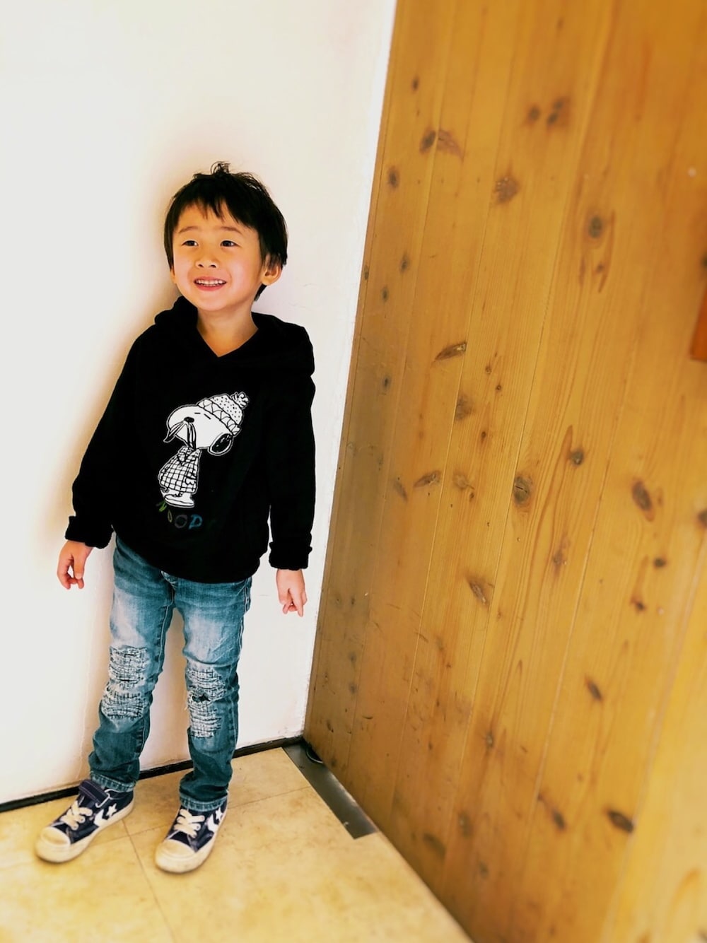「スヌーピー、キッズコーデ、パーカー、カジュアルコーデ、ステューシー、チャビーギャング、コンバース」｜「STUSSYのアイテム（パーカー、ブラック系）」を使った、優花さん（キッズ・110cm）の冬コーディネートの1枚目の写真