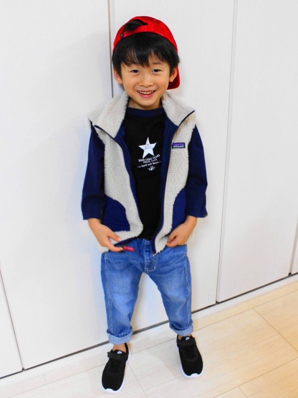 「男の子、キャップ、キャンプ、スニーカー、ステューシー、パタゴニア、パタゴニアキッズ、ベスト、グルービーカラーズ」｜「STUSSYのアイテム（キャップ、レッド系）」を使った、優花さん（キッズ・110cm）の秋コーディネートの1枚目の写真