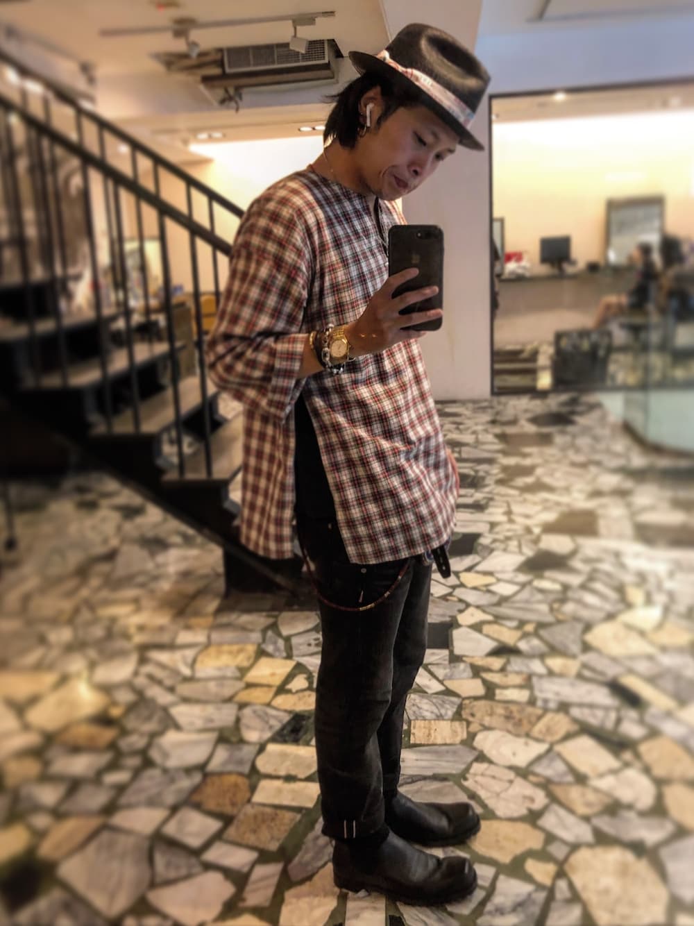 「COMME des GARCONS HOMME PLUSのアイテム（ブーツ、ブラック系）」を使った、許志安さん（メンズ・170cm）の秋コーディネートの1枚目の写真