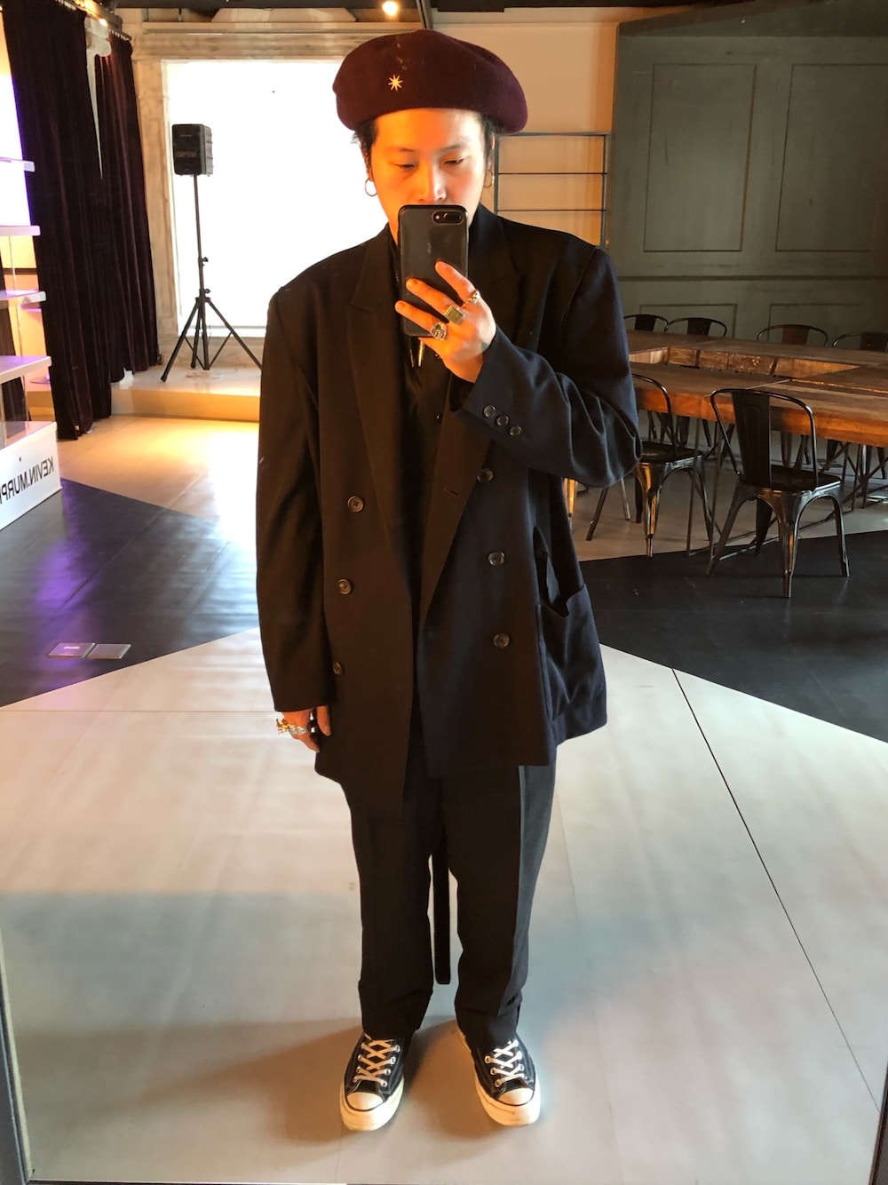 「GDCのアイテム（ハンチング/ベレー帽、レッド系）」を使った、許志安さん（メンズ・170cm）の秋コーディネートの1枚目の写真