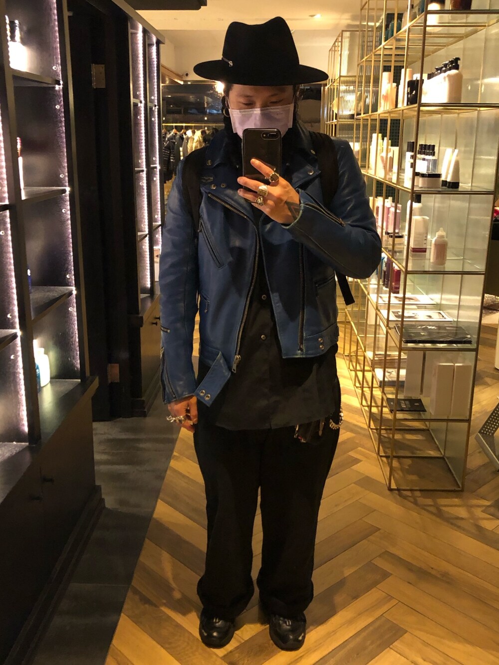 「Lewis Leathersのアイテム（ジャケット/アウター、ブルー系）」を使った、許志安さん（メンズ・170cm）の冬コーディネートの1枚目の写真