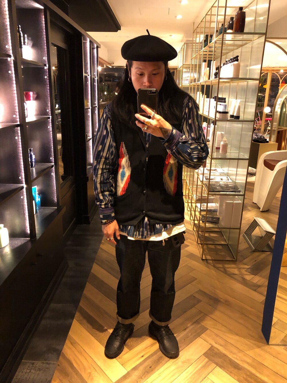 「HERE'Sのアイテム（トップス、ブラック系）」を使った、許志安さん（メンズ・170cm）の春コーディネートの1枚目の写真