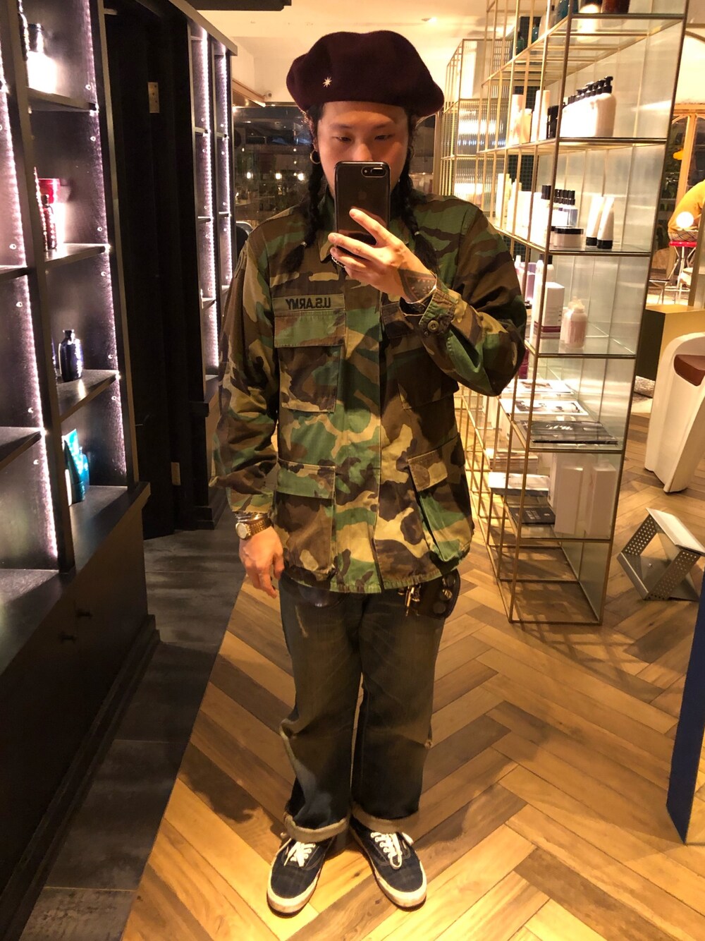 「GDCのアイテム（ハンチング/ベレー帽、レッド系）」を使った、許志安さん（メンズ・170cm）の春コーディネートの1枚目の写真