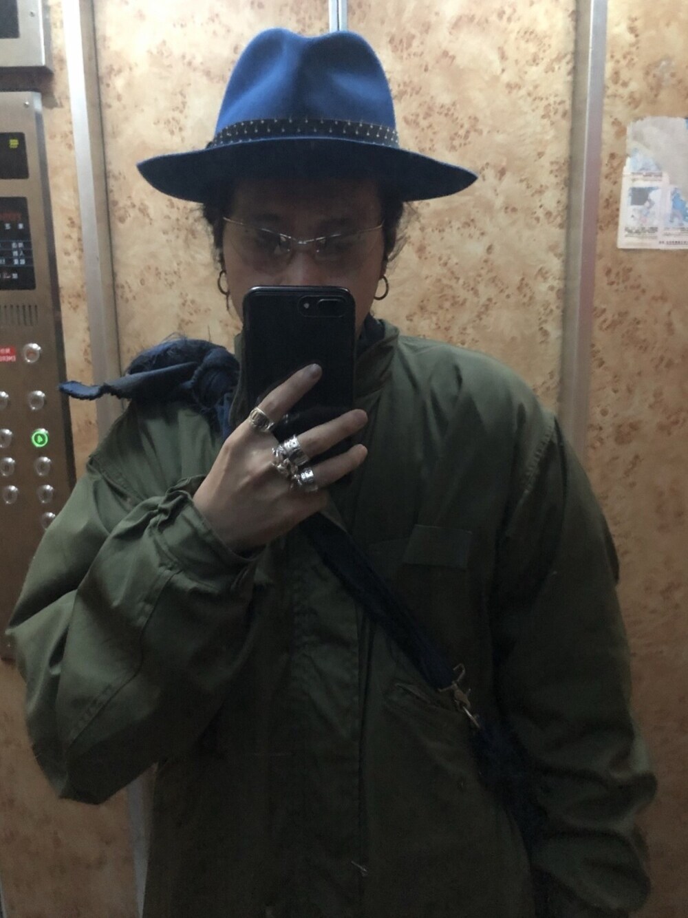 「WACKO MARIAのアイテム（ハット、ブルー系）」を使った、許志安さん（メンズ・170cm）の春コーディネートの1枚目の写真