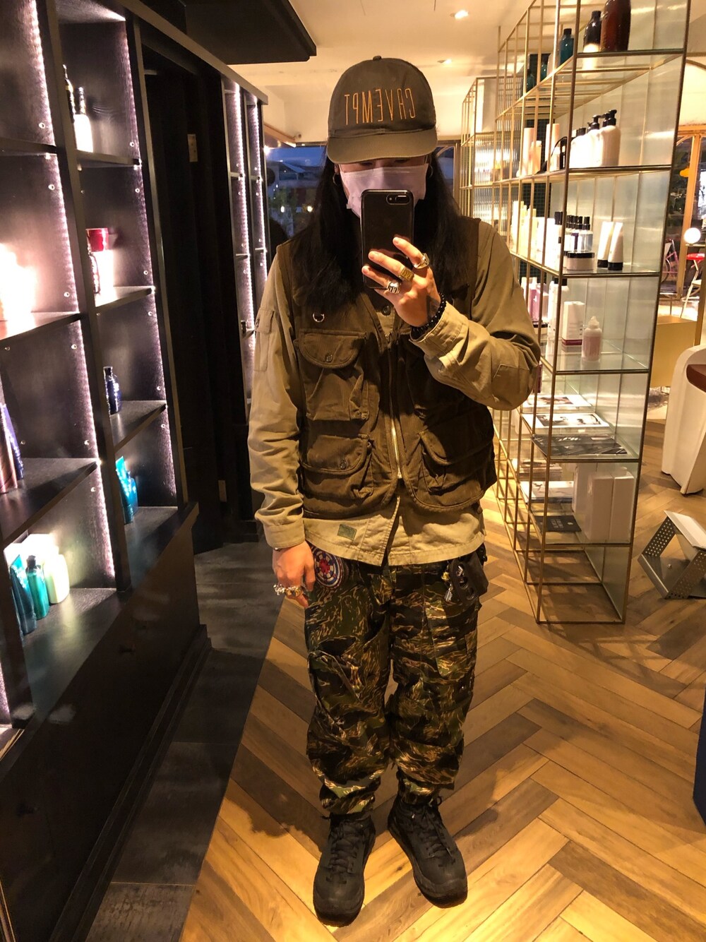 「C.Eのアイテム（キャップ、グレー系）」を使った、許志安さん（メンズ・170cm）の春コーディネートの1枚目の写真