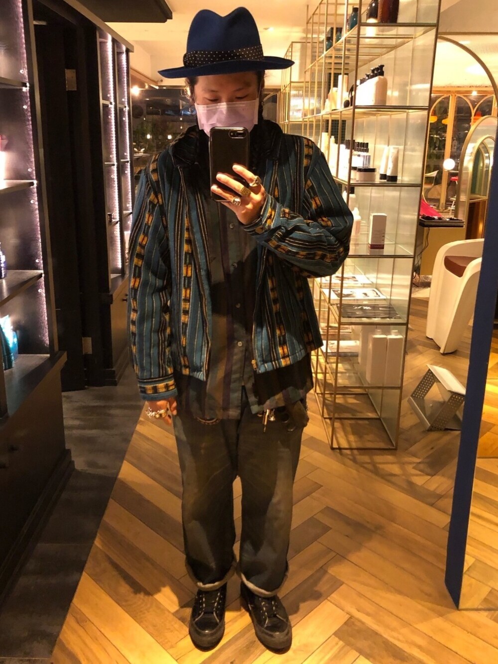 「WACKO MARIAのアイテム（ハット、ブルー系）」を使った、許志安さん（メンズ・170cm）の春コーディネートの1枚目の写真