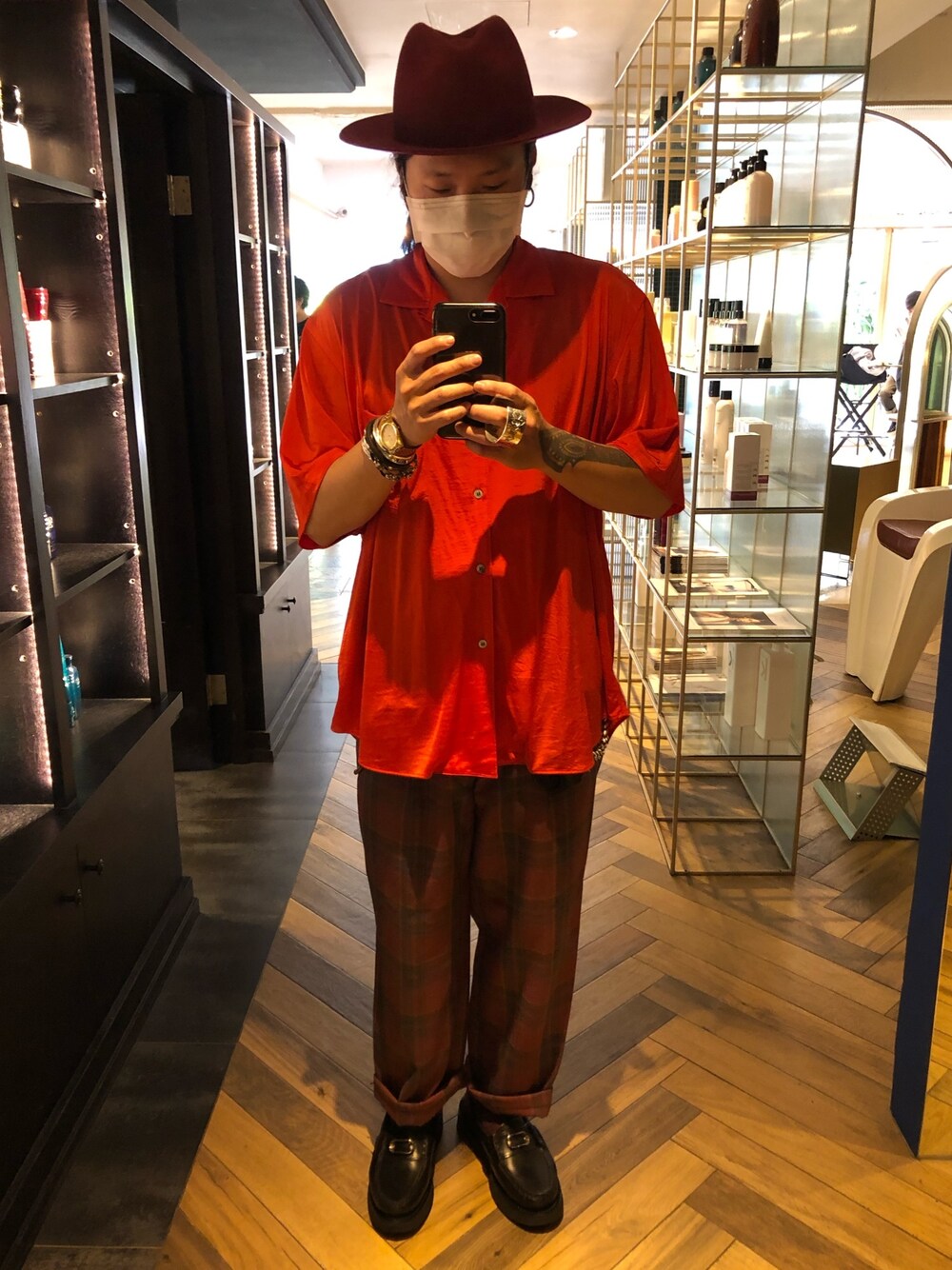 「COMME des GARCONS HOMME PLUSのアイテム（トップス、オレンジ系）」を使った、許志安さん（メンズ・170cm）の春コーディネートの1枚目の写真