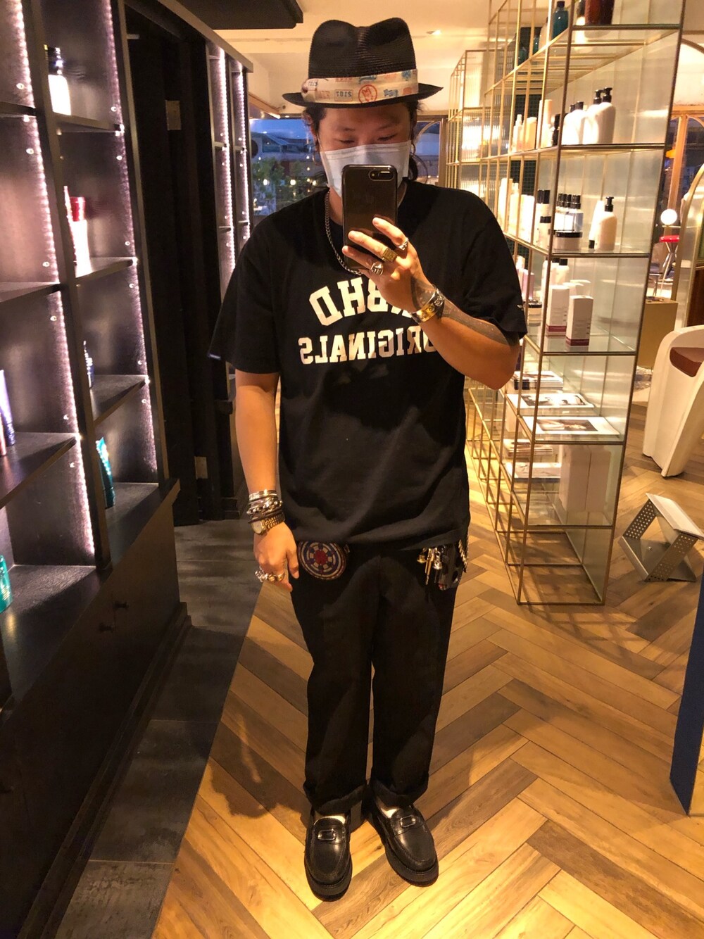 「NEIGHBORHOODのアイテム（Tシャツ/カットソー、ブラック系）」を使った、許志安さん（メンズ・170cm）の春コーディネートの1枚目の写真